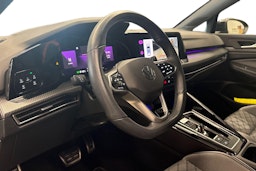 musta Volkswagen Golf 2023 kuva 7.