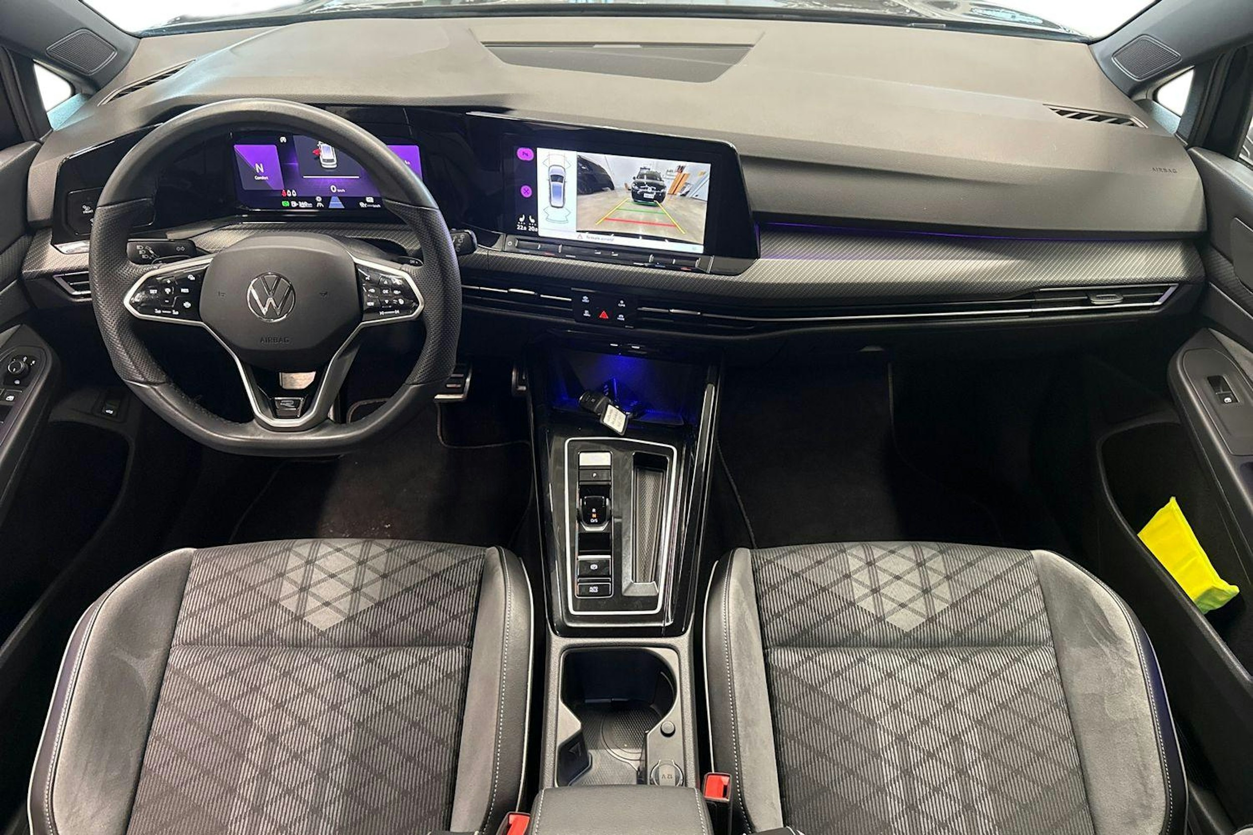 musta Volkswagen Golf 2023 kuva 9.
