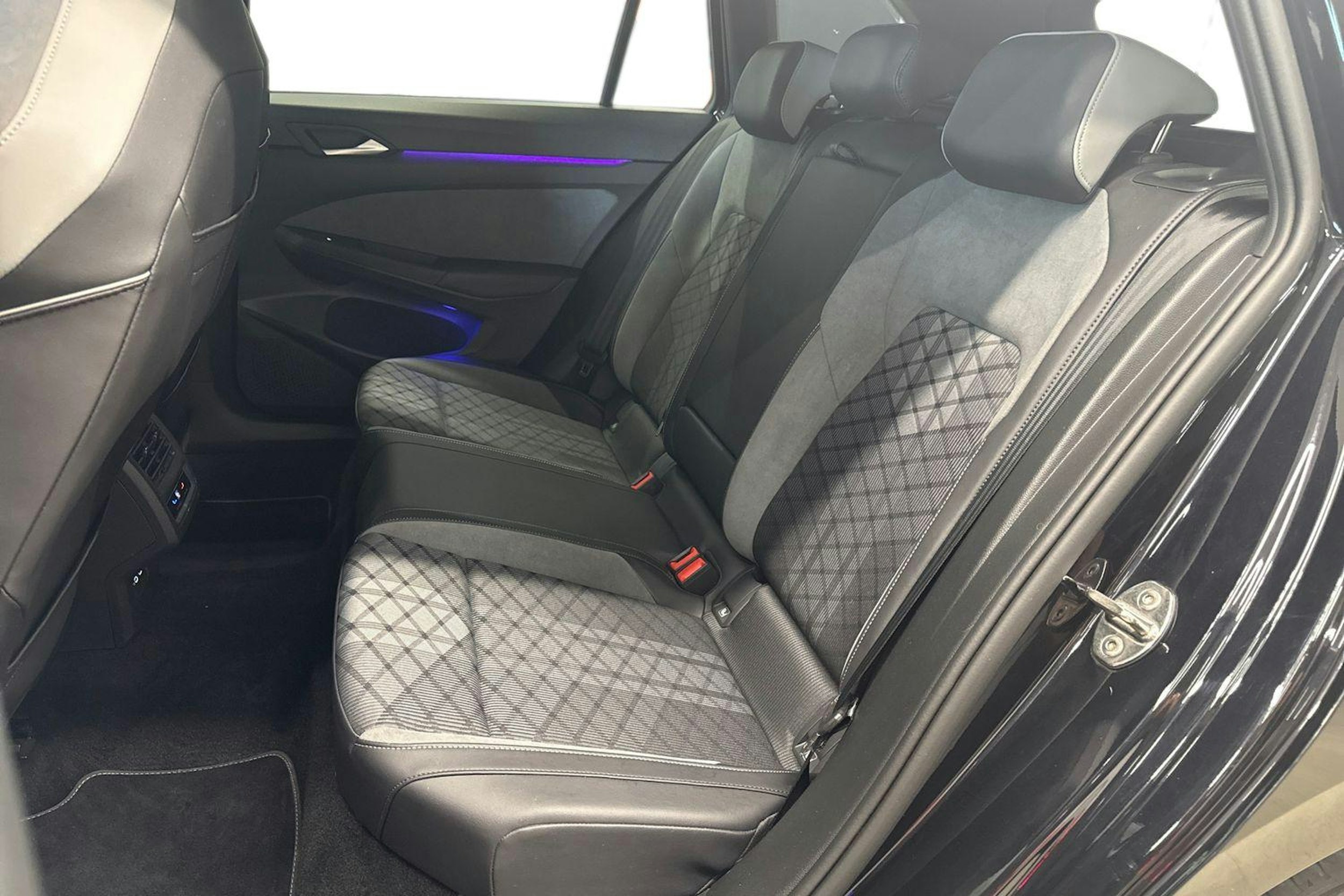 musta Volkswagen Golf 2023 kuva 10.