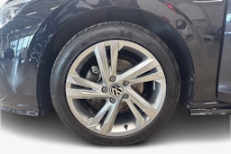 musta Volkswagen Golf 2023 kuva 11.