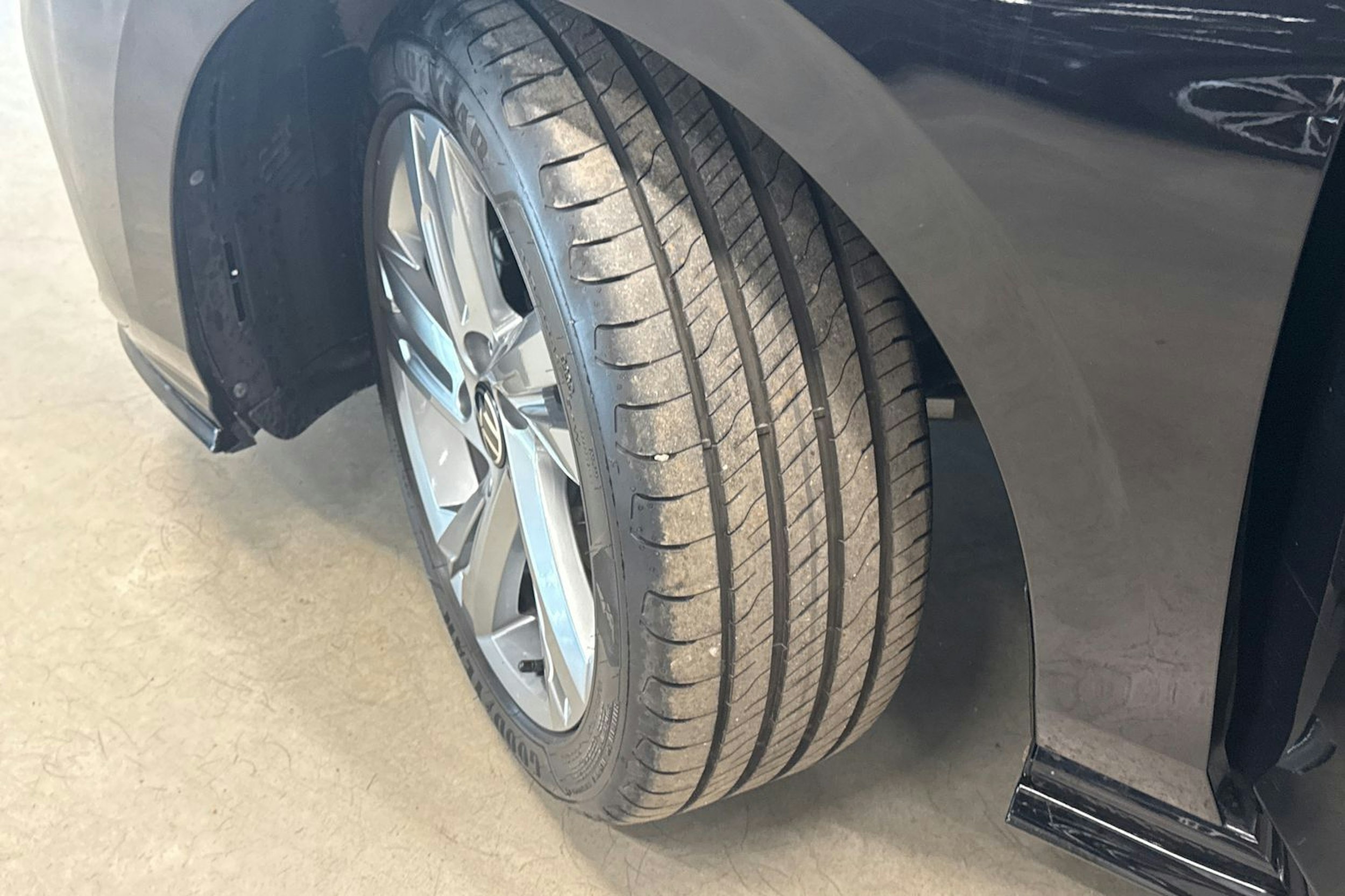 musta Volkswagen Golf 2023 kuva 13.