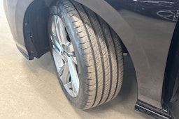 musta Volkswagen Golf 2023 kuva 13.