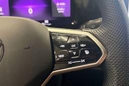 musta Volkswagen Golf 2023 kuva 16.