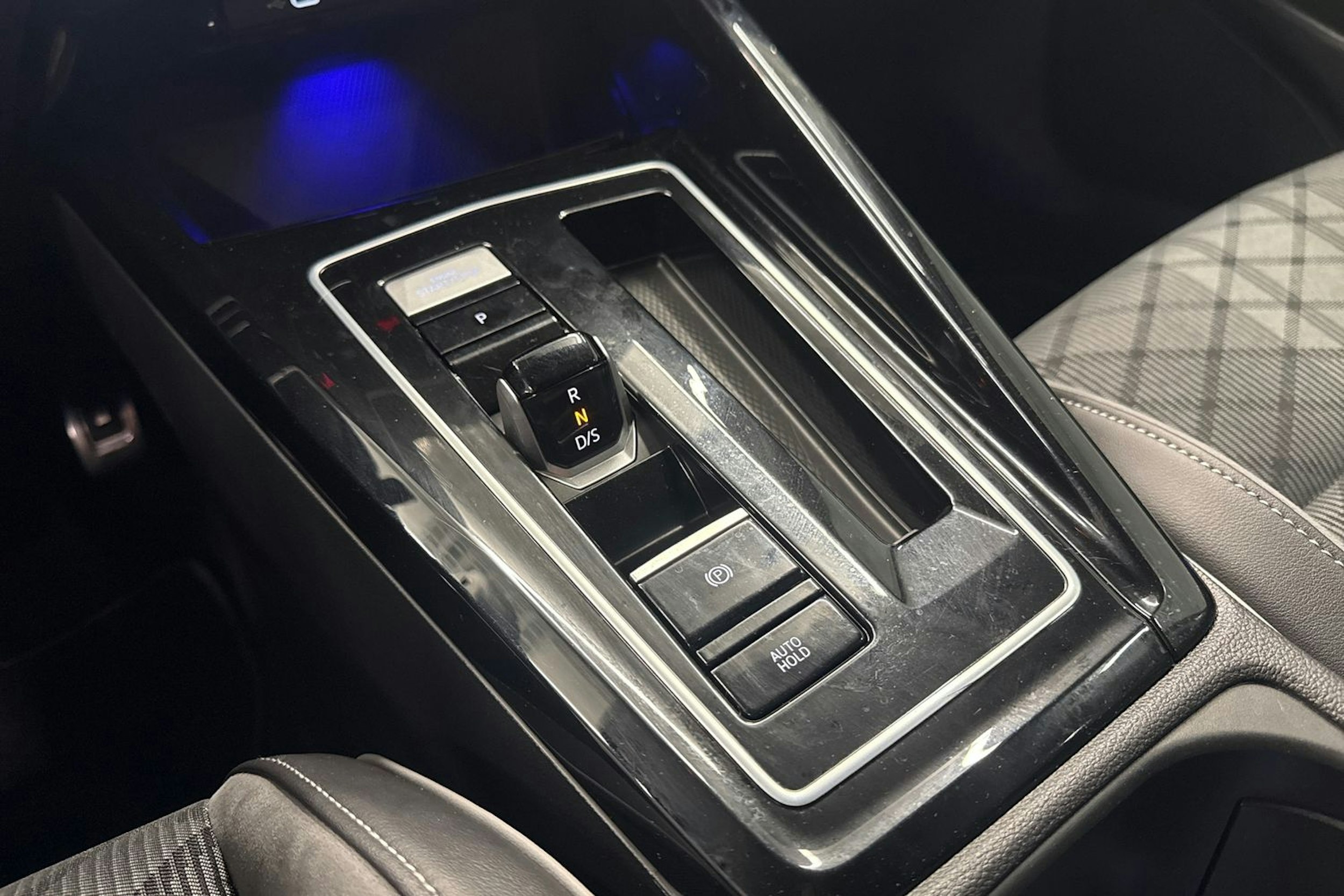 musta Volkswagen Golf 2023 kuva 18.