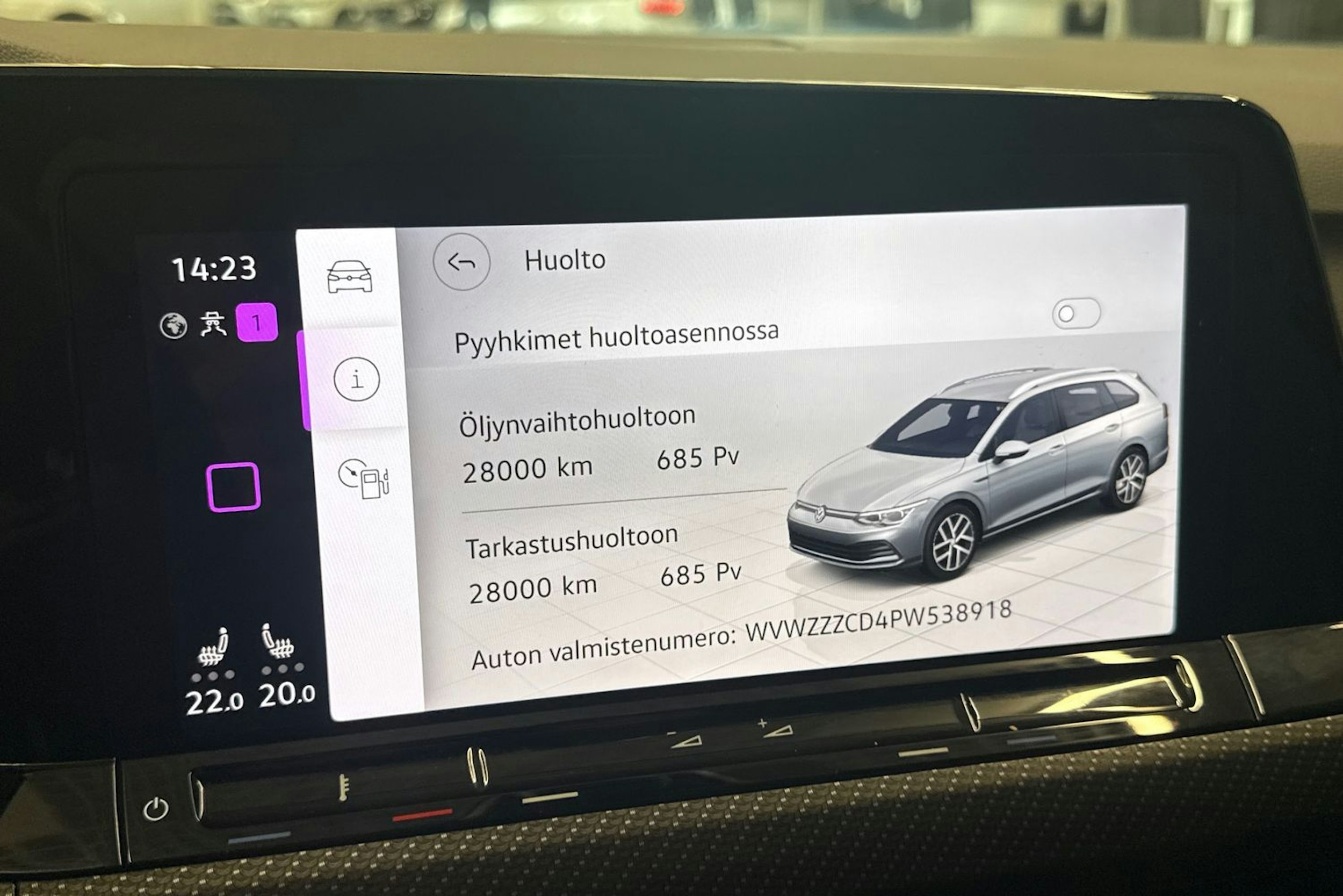 musta Volkswagen Golf 2023 kuva 22.