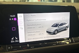 musta Volkswagen Golf 2023 kuva 22.