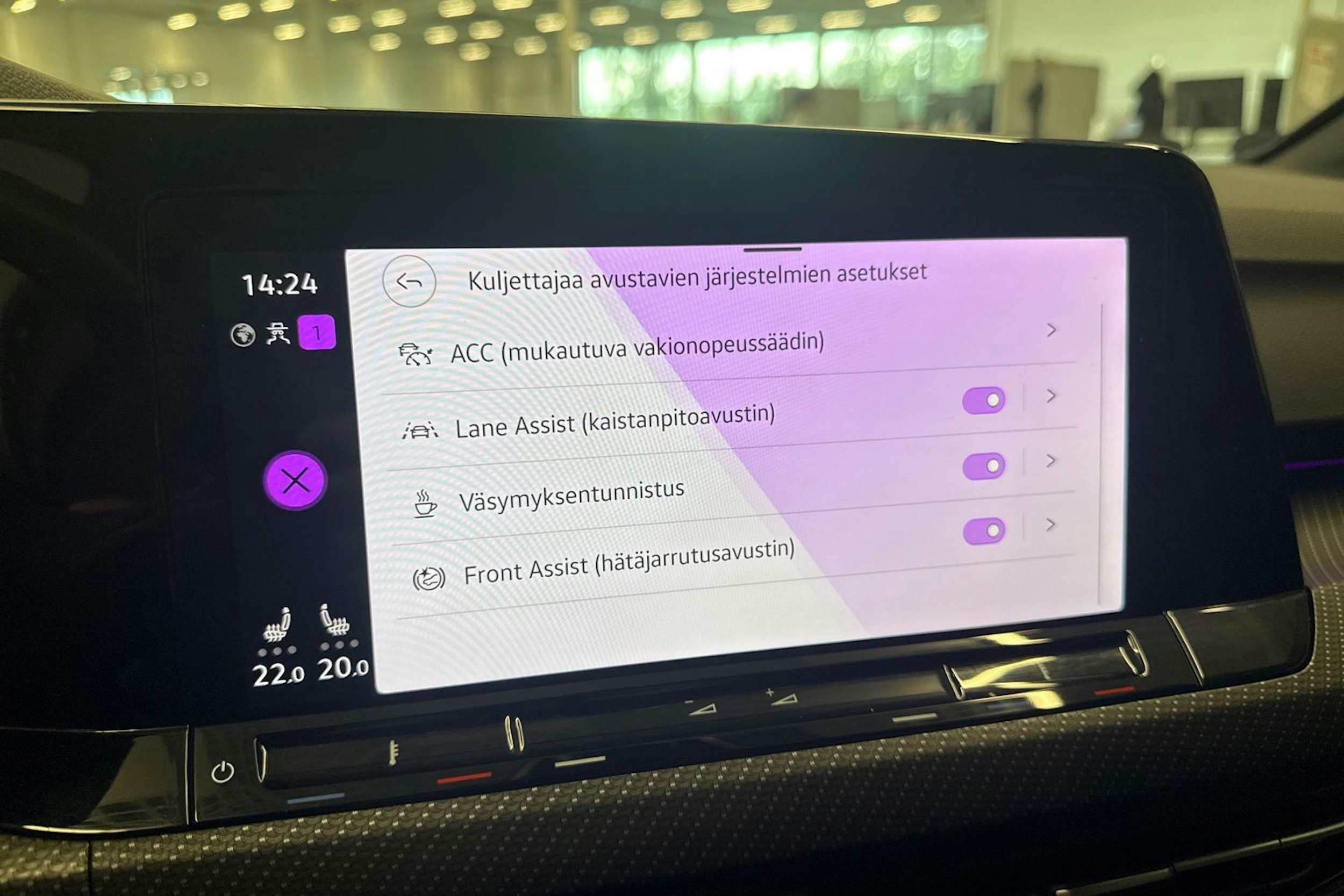 musta Volkswagen Golf 2023 kuva 23.