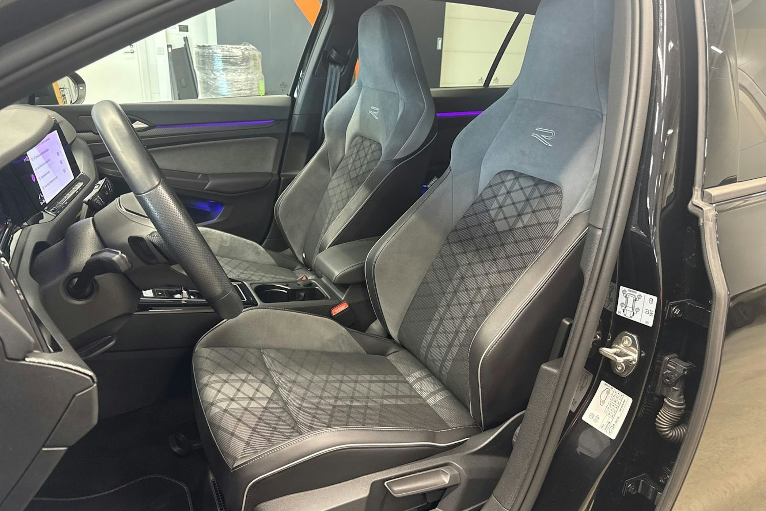 musta Volkswagen Golf 2023 kuva 24.