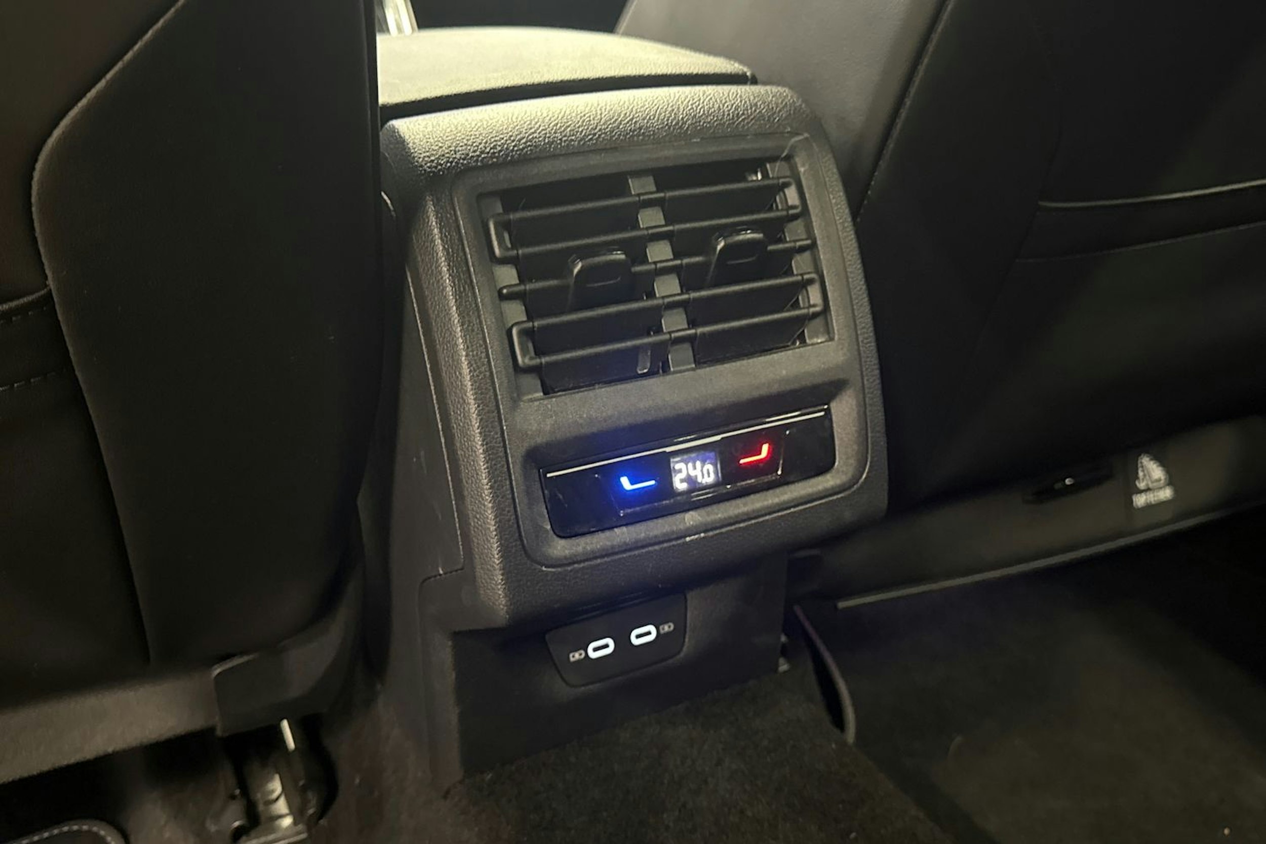 musta Volkswagen Golf 2023 kuva 25.
