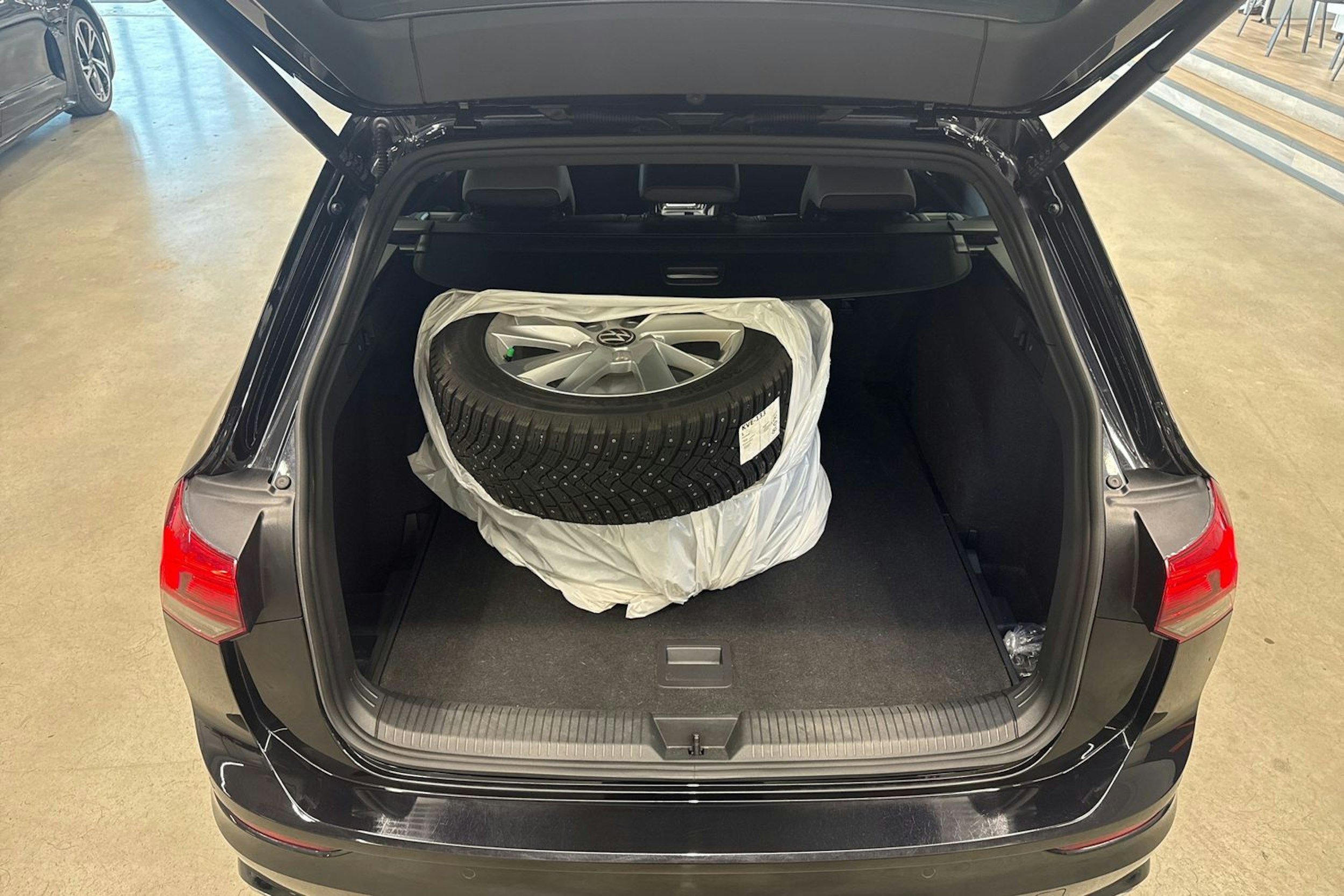 musta Volkswagen Golf 2023 kuva 26.