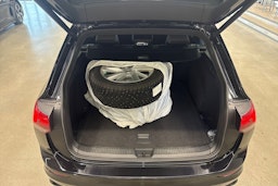 musta Volkswagen Golf 2023 kuva 26.