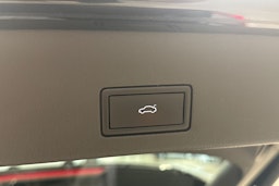 musta Volkswagen Golf 2023 kuva 28.