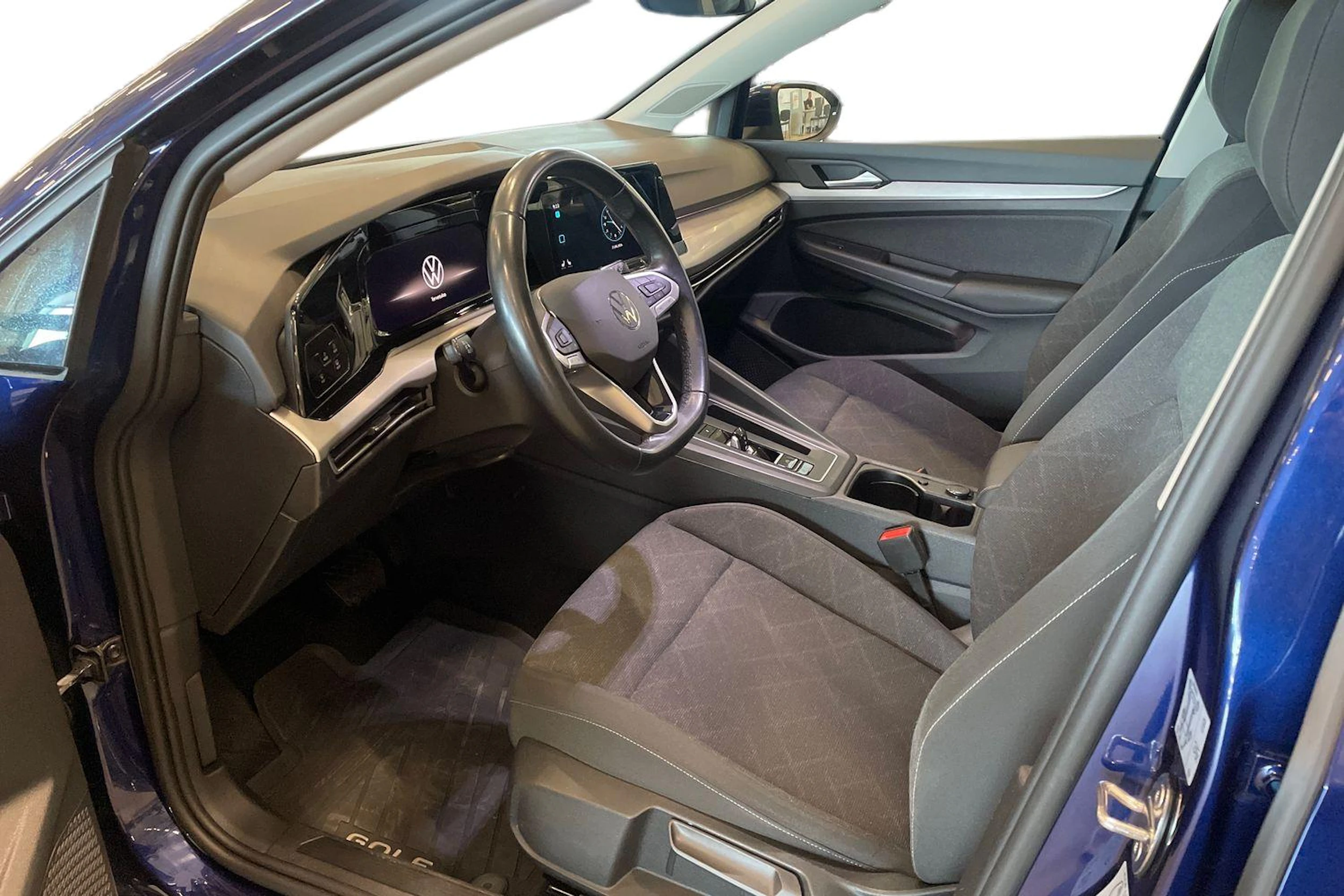 sininen Volkswagen Golf 2023 kuva 6.