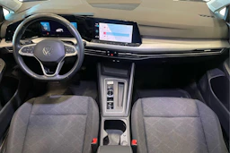 sininen Volkswagen Golf 2023 kuva 7.