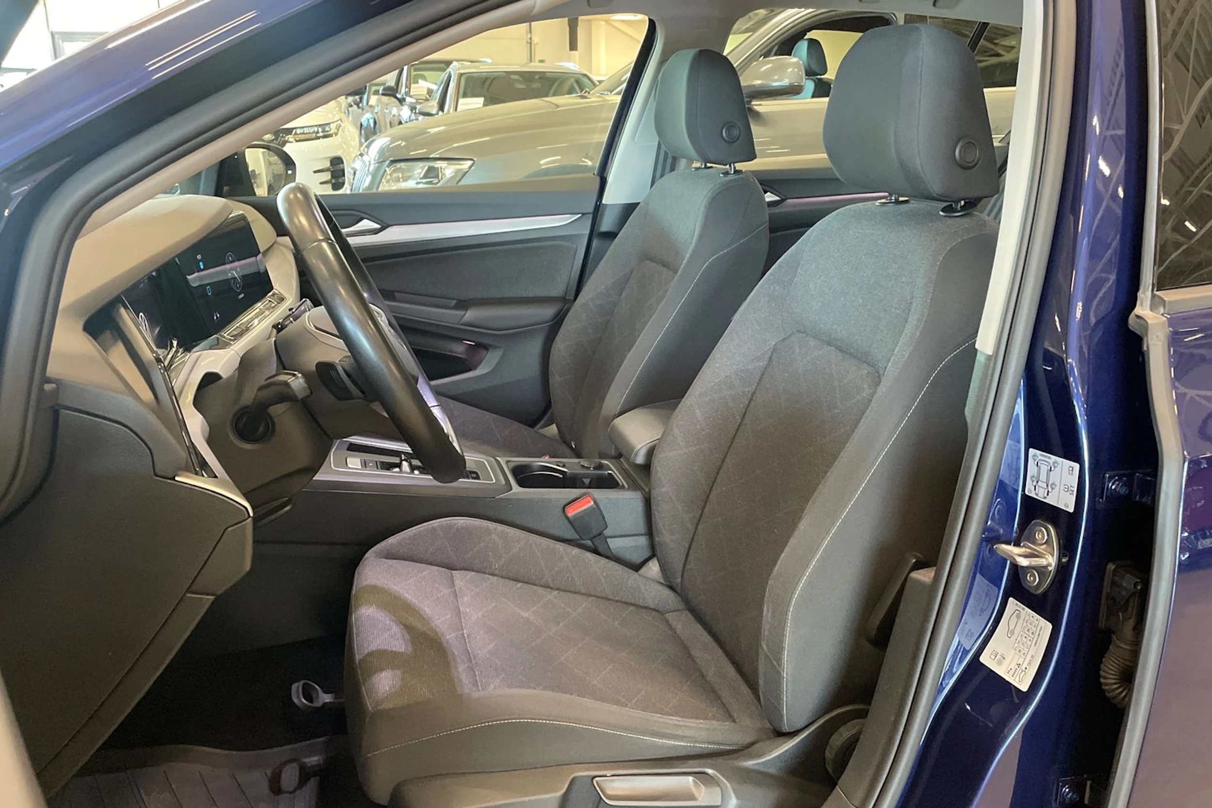 sininen Volkswagen Golf 2023 kuva 11.