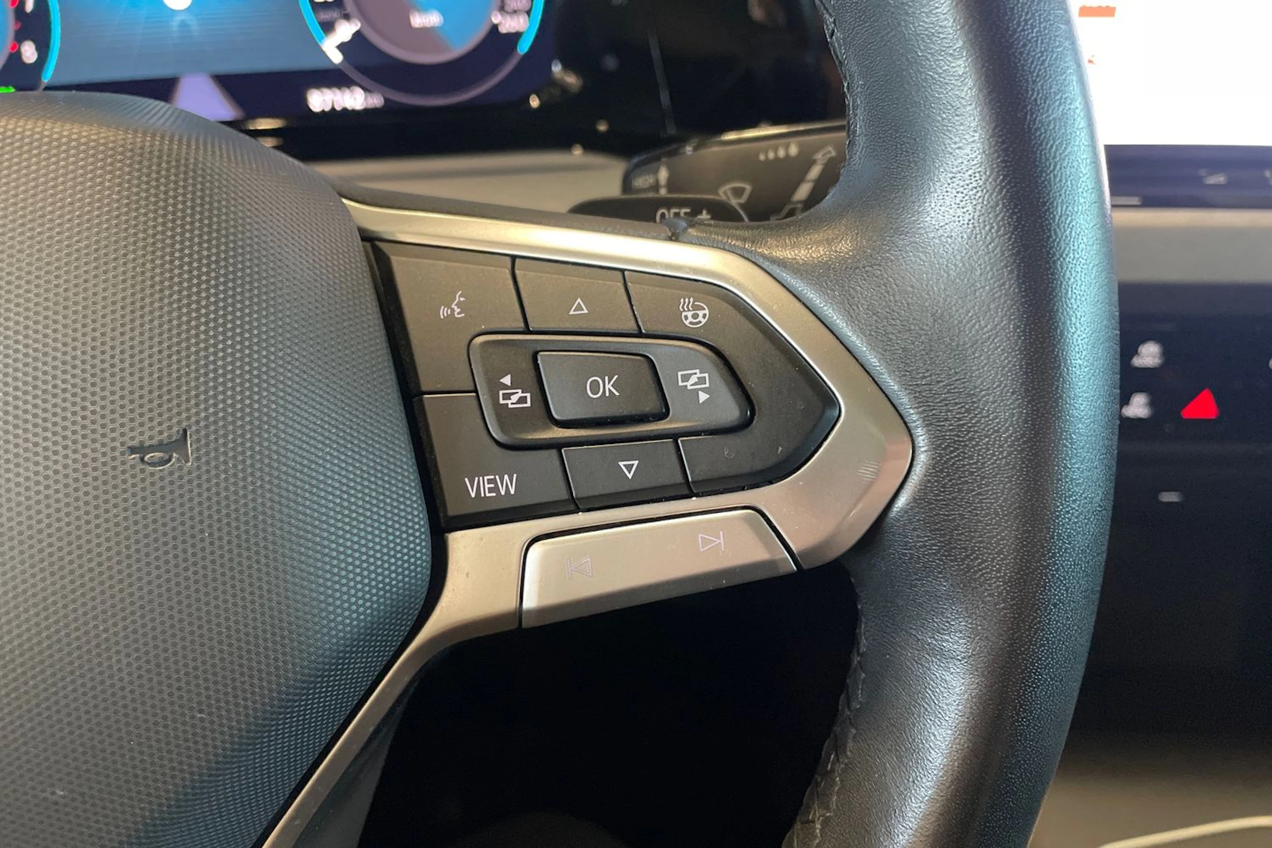 sininen Volkswagen Golf 2023 kuva 14.