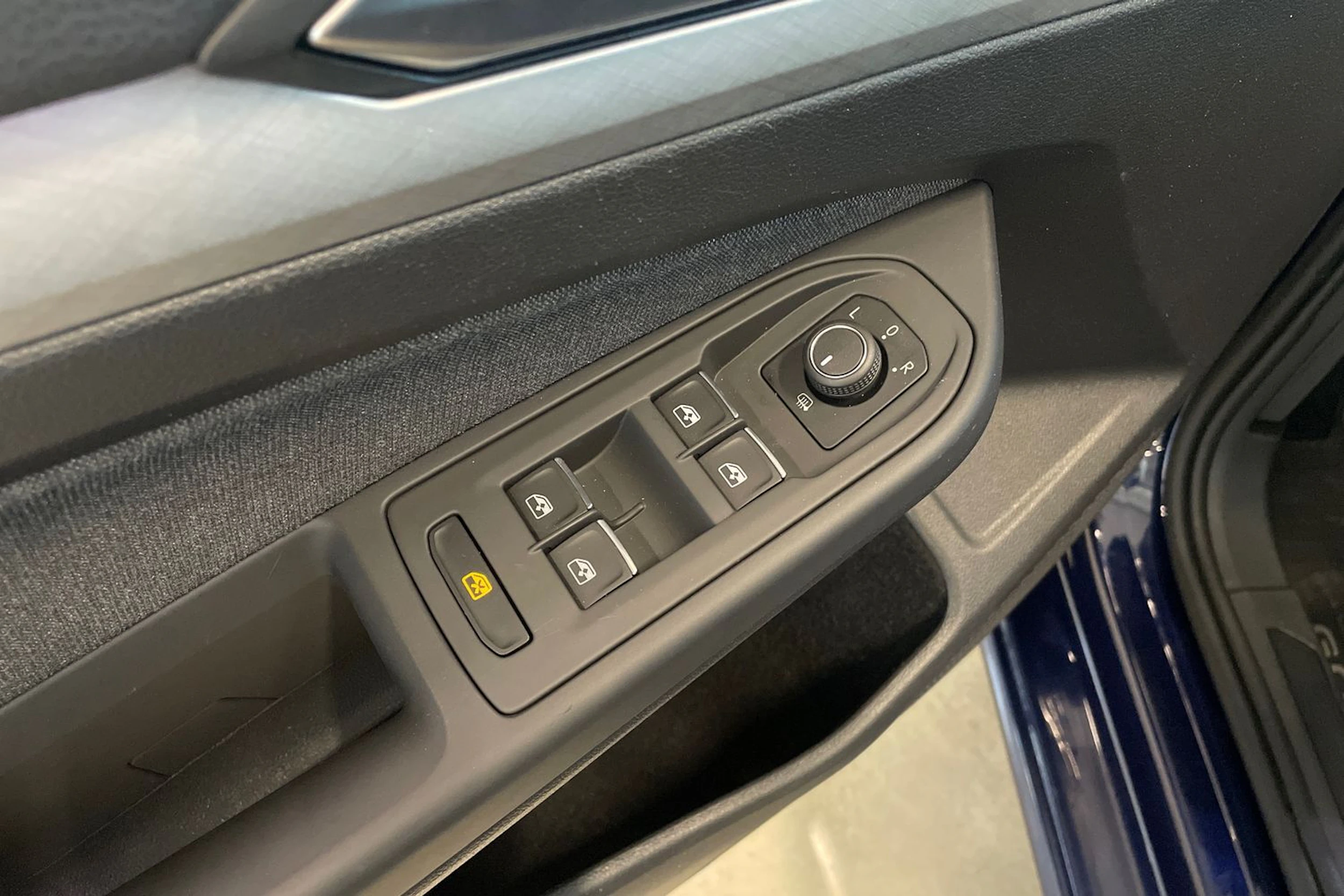 sininen Volkswagen Golf 2023 kuva 27.