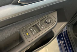 sininen Volkswagen Golf 2023 kuva 27.