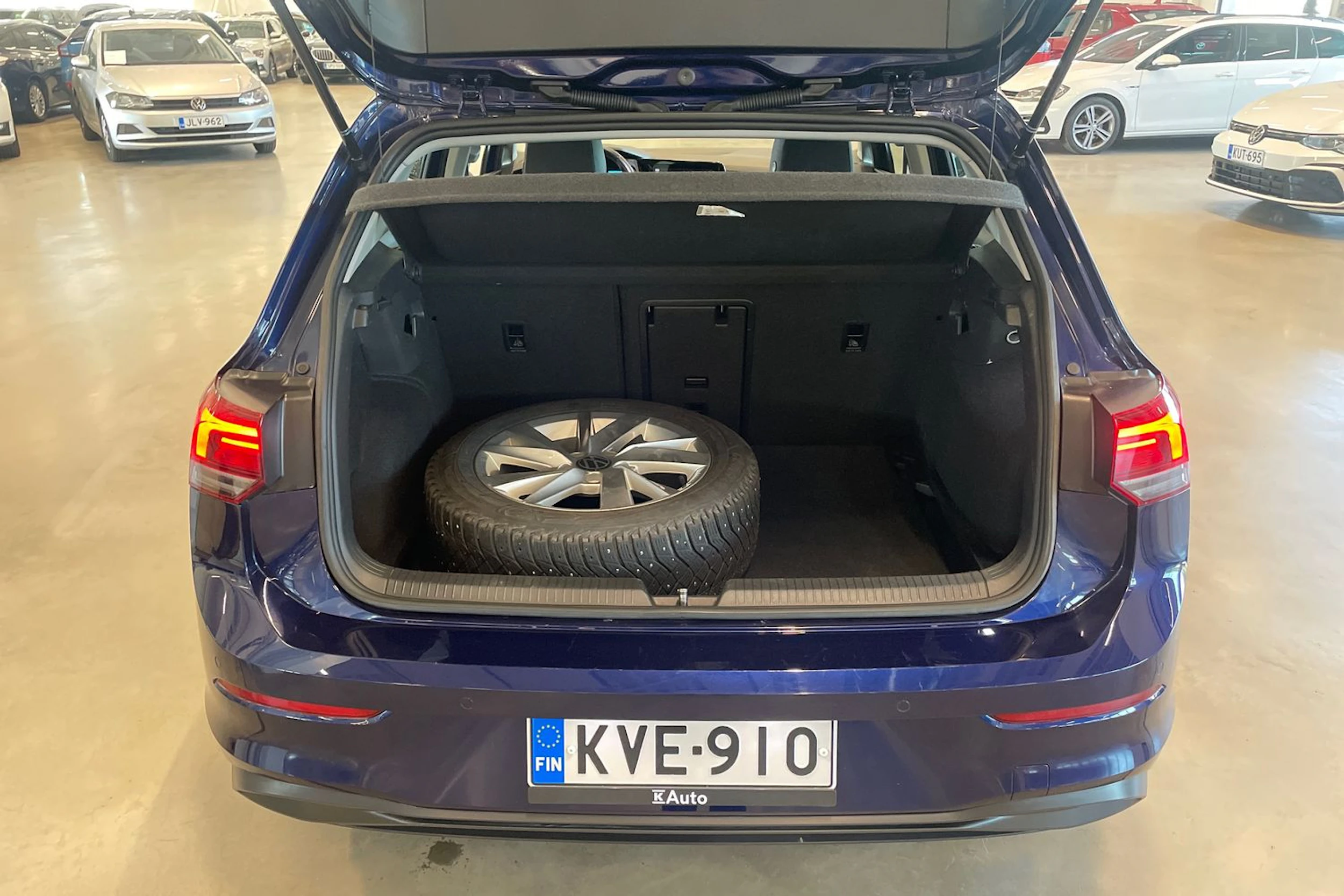 sininen Volkswagen Golf 2023 kuva 28.