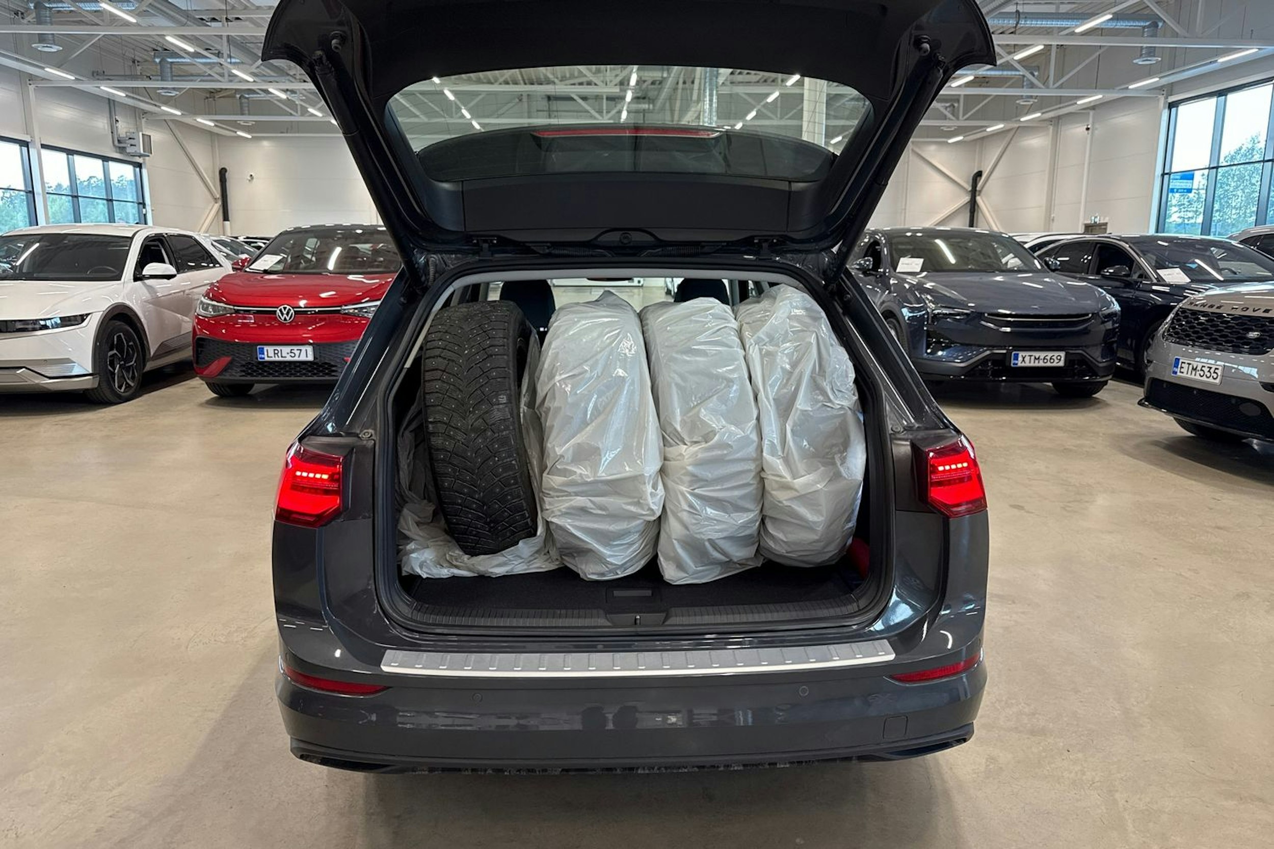 harmaa Volkswagen Golf 2023 kuva 15.