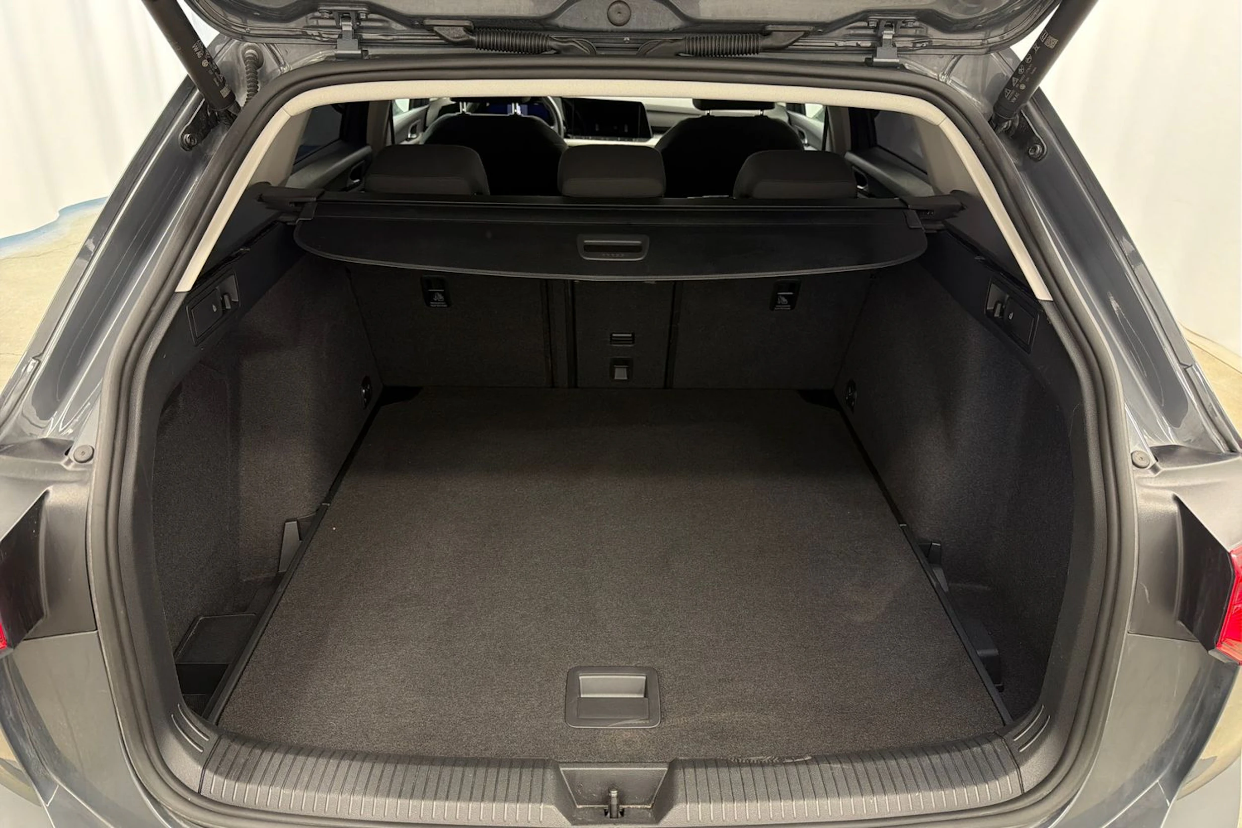 harmaa Volkswagen Golf 2023 kuva 13.