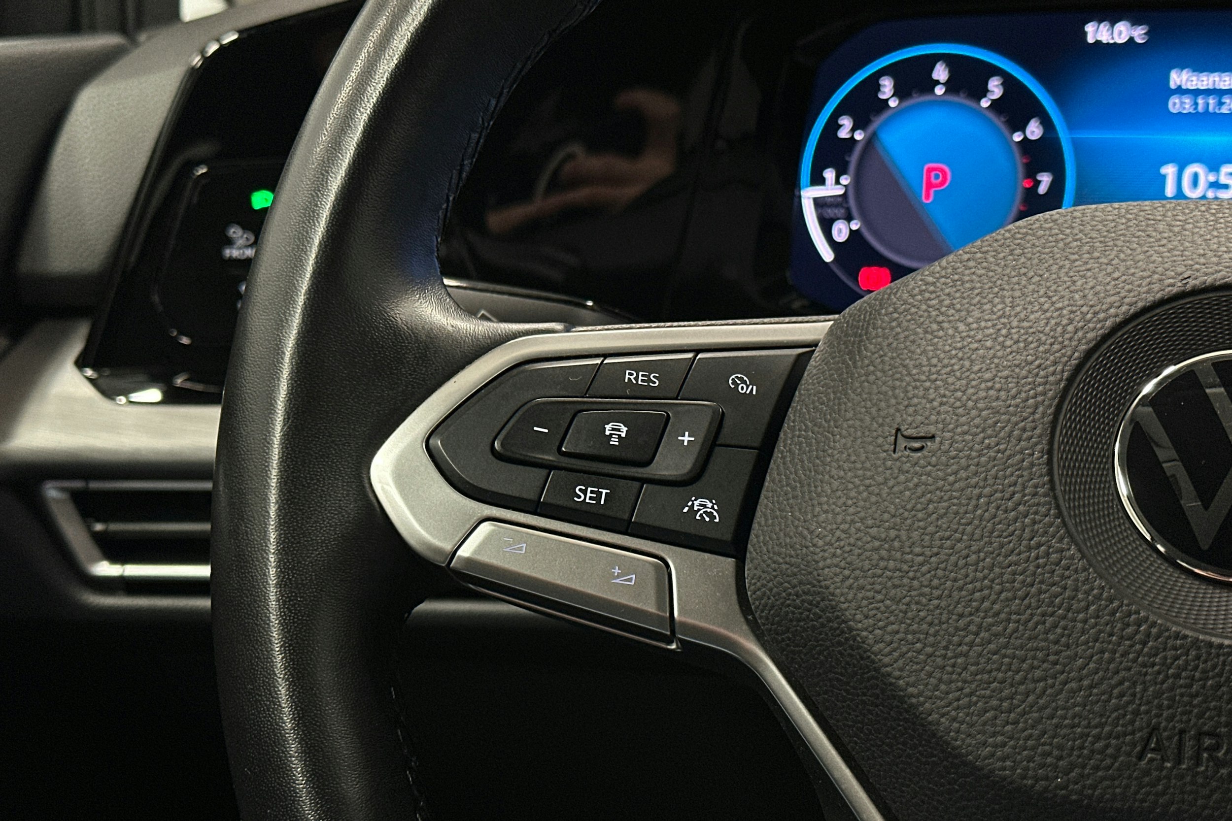 harmaa Volkswagen Golf 2023 kuva 21.