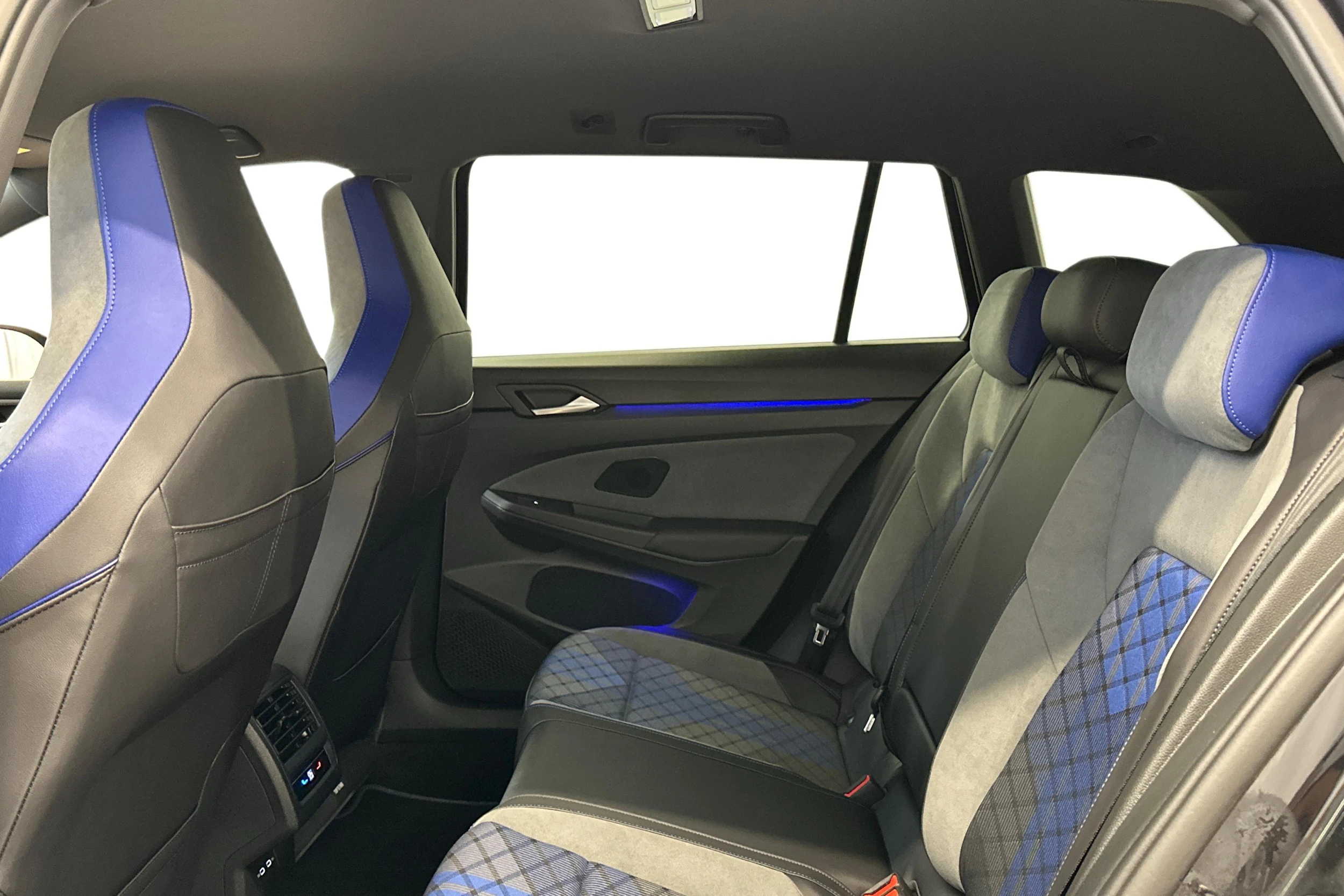 met. musta Volkswagen Golf 2023 kuva 8.