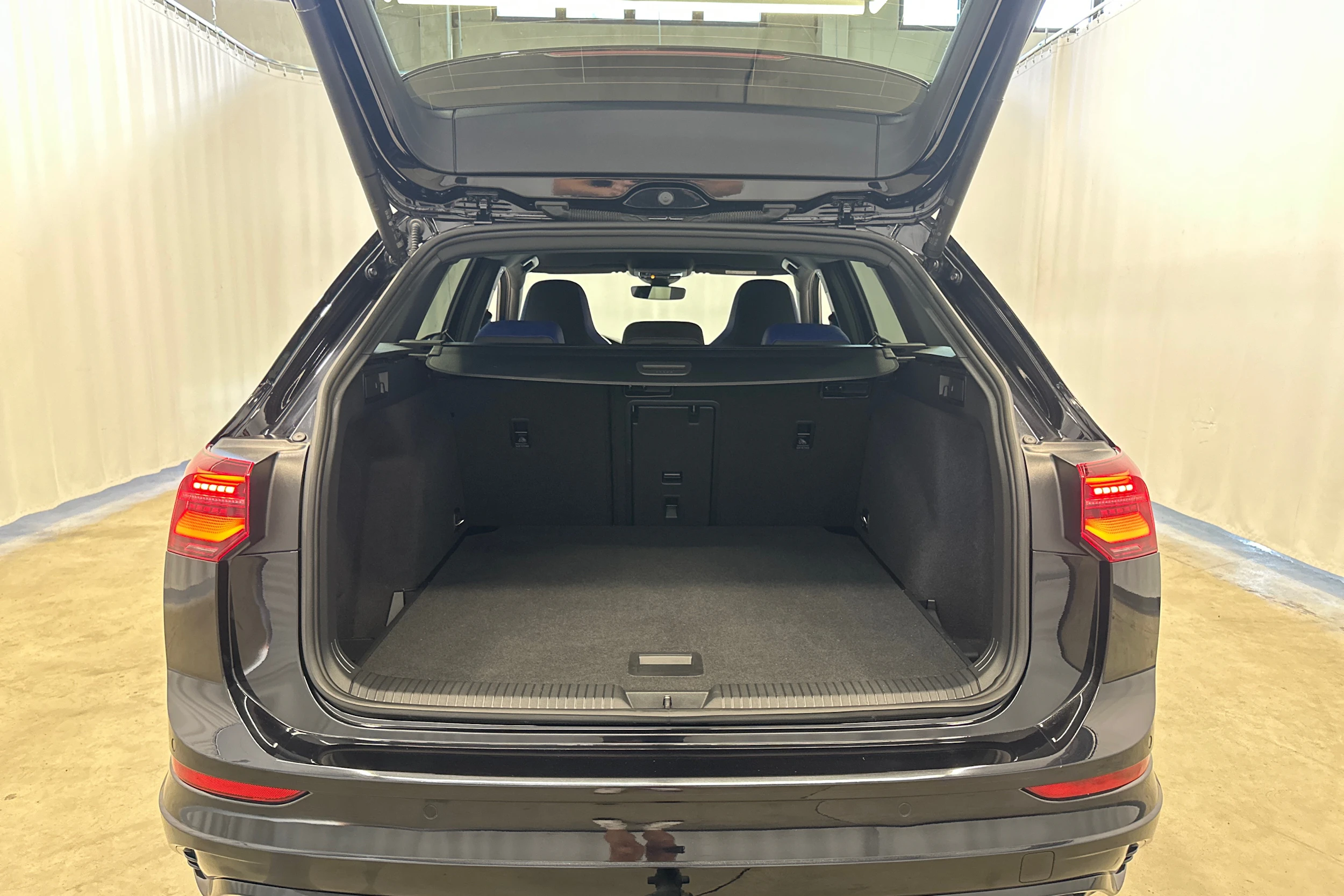 met. musta Volkswagen Golf 2023 kuva 27.