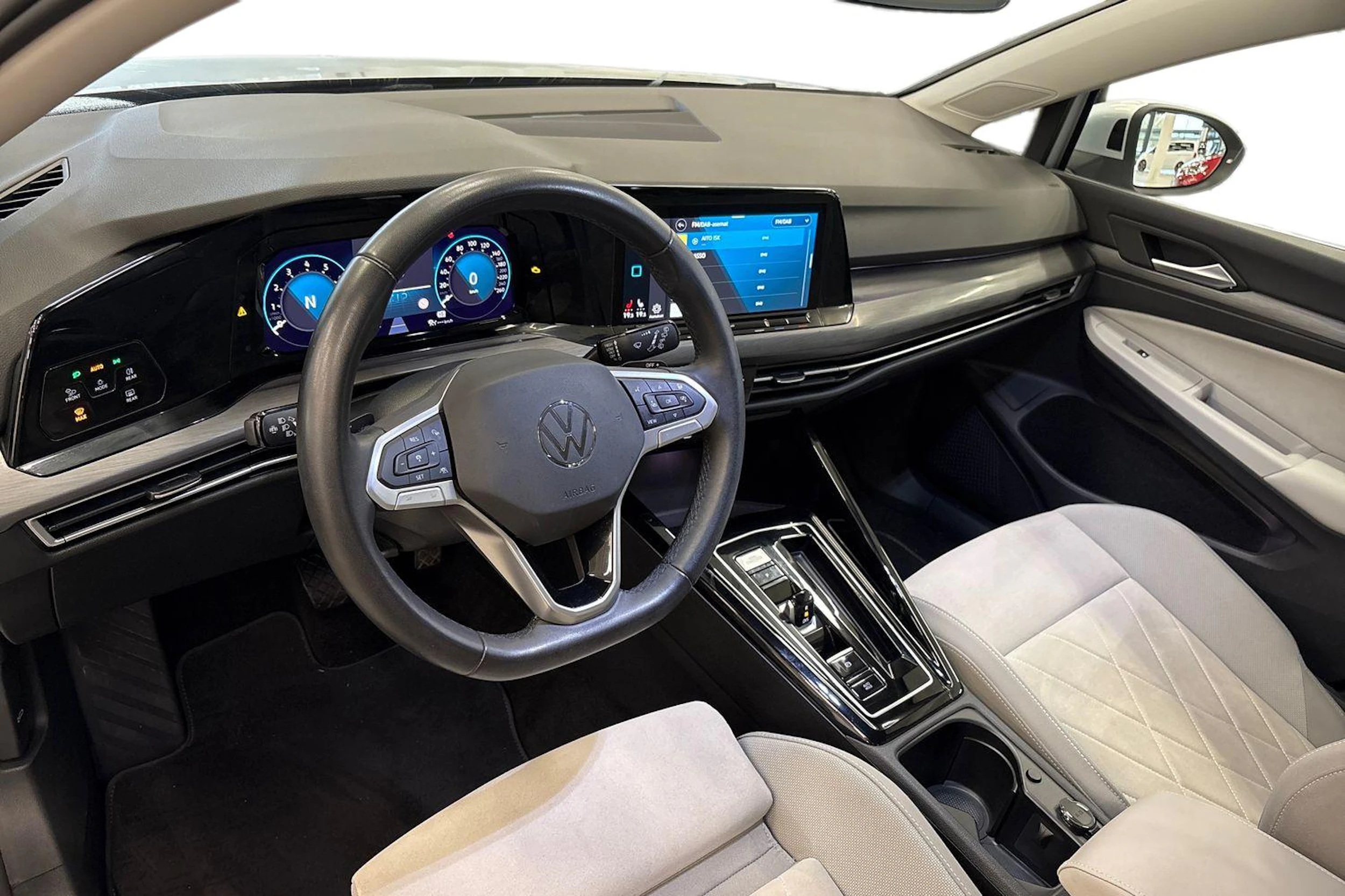 harmaa Volkswagen Golf 2023 kuva 6.