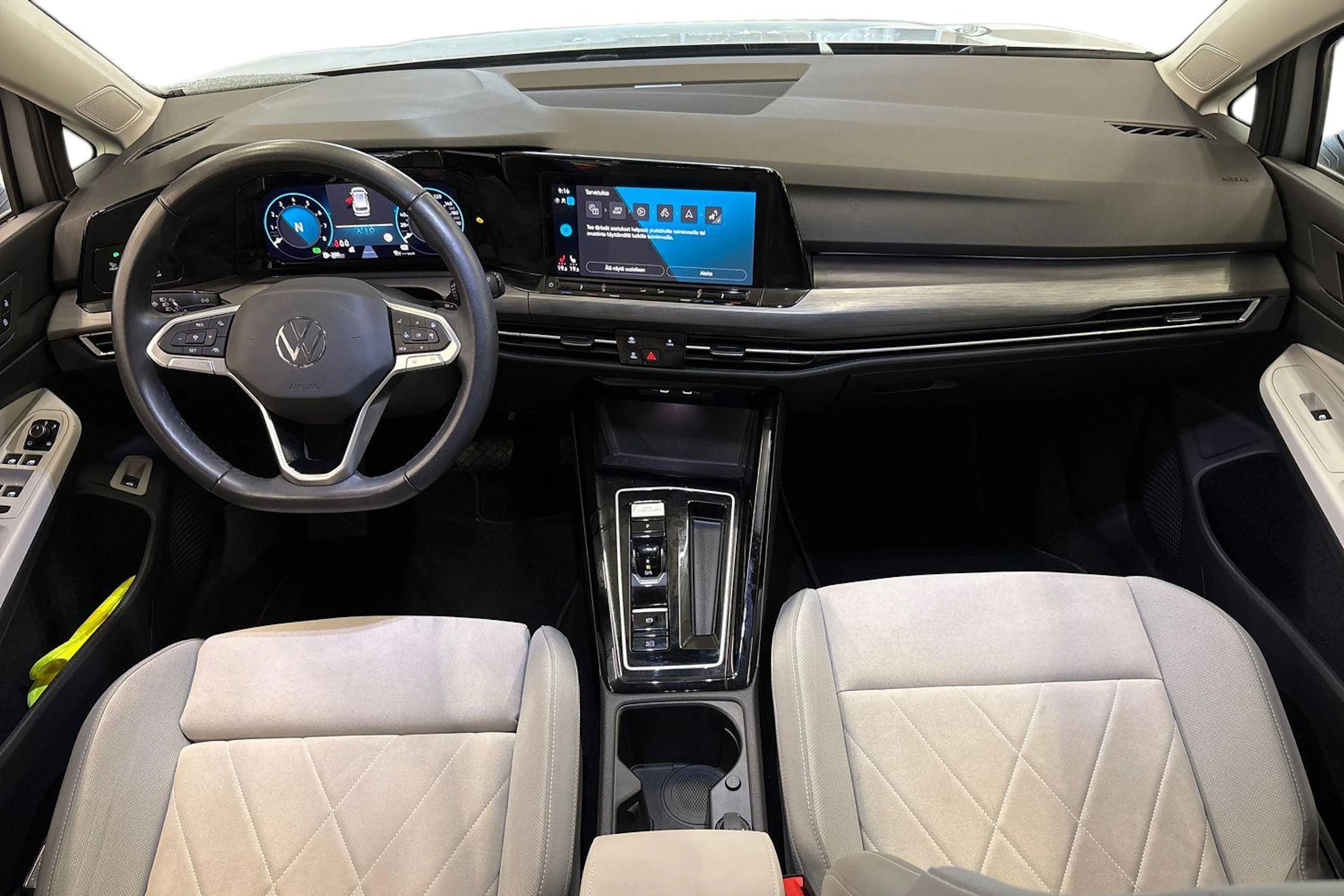 harmaa Volkswagen Golf 2023 kuva 7.