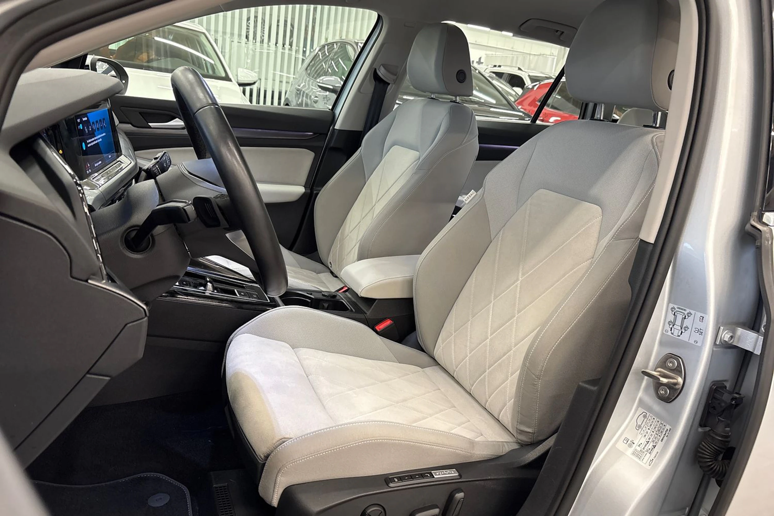 harmaa Volkswagen Golf 2023 kuva 11.