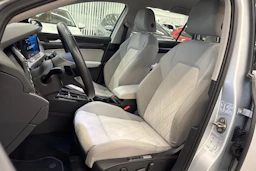 harmaa Volkswagen Golf 2023 kuva 11.