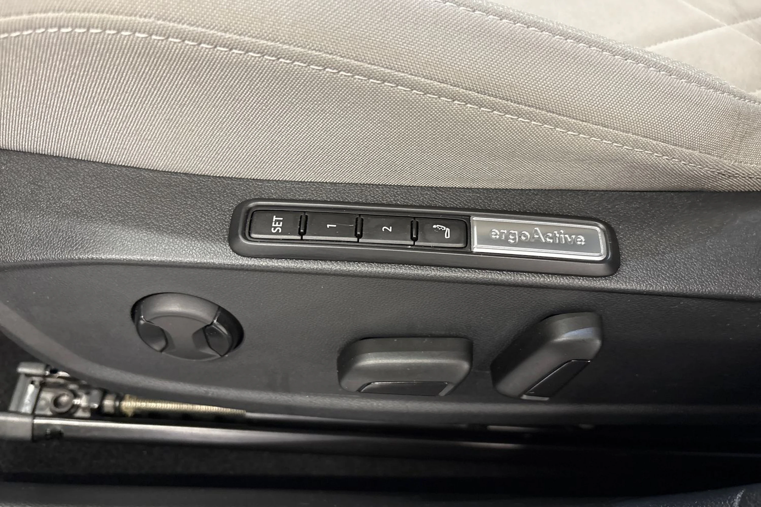 harmaa Volkswagen Golf 2023 kuva 14.