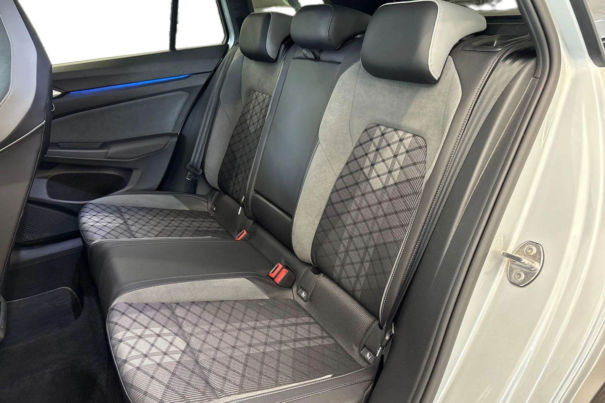harmaa Volkswagen Golf 2023 kuva 8.