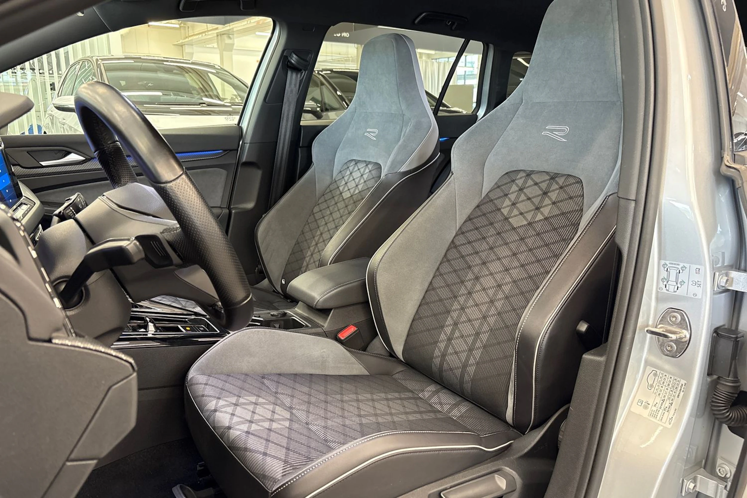 harmaa Volkswagen Golf 2023 kuva 11.
