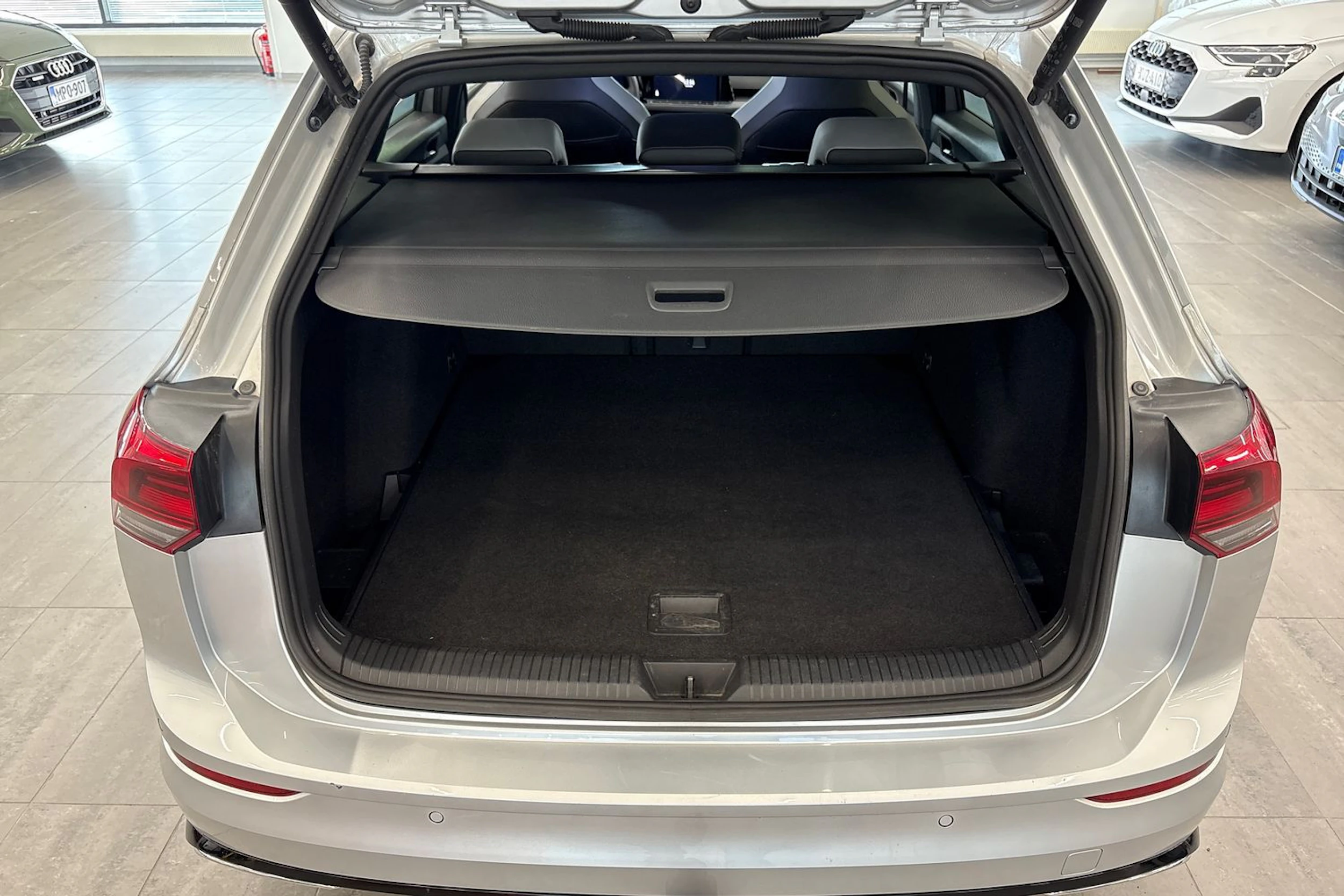 harmaa Volkswagen Golf 2023 kuva 15.
