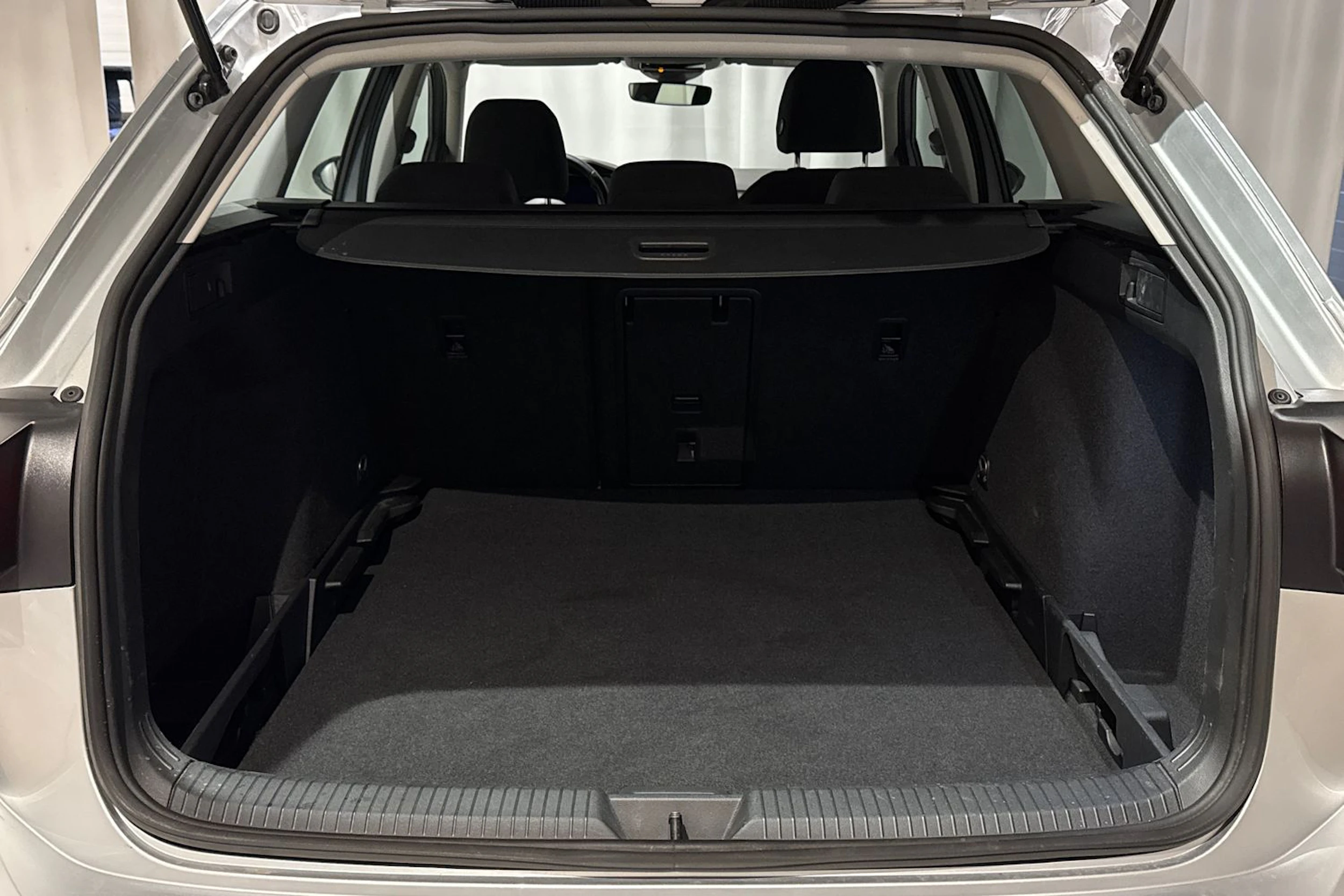 harmaa Volkswagen Golf 2023 kuva 16.