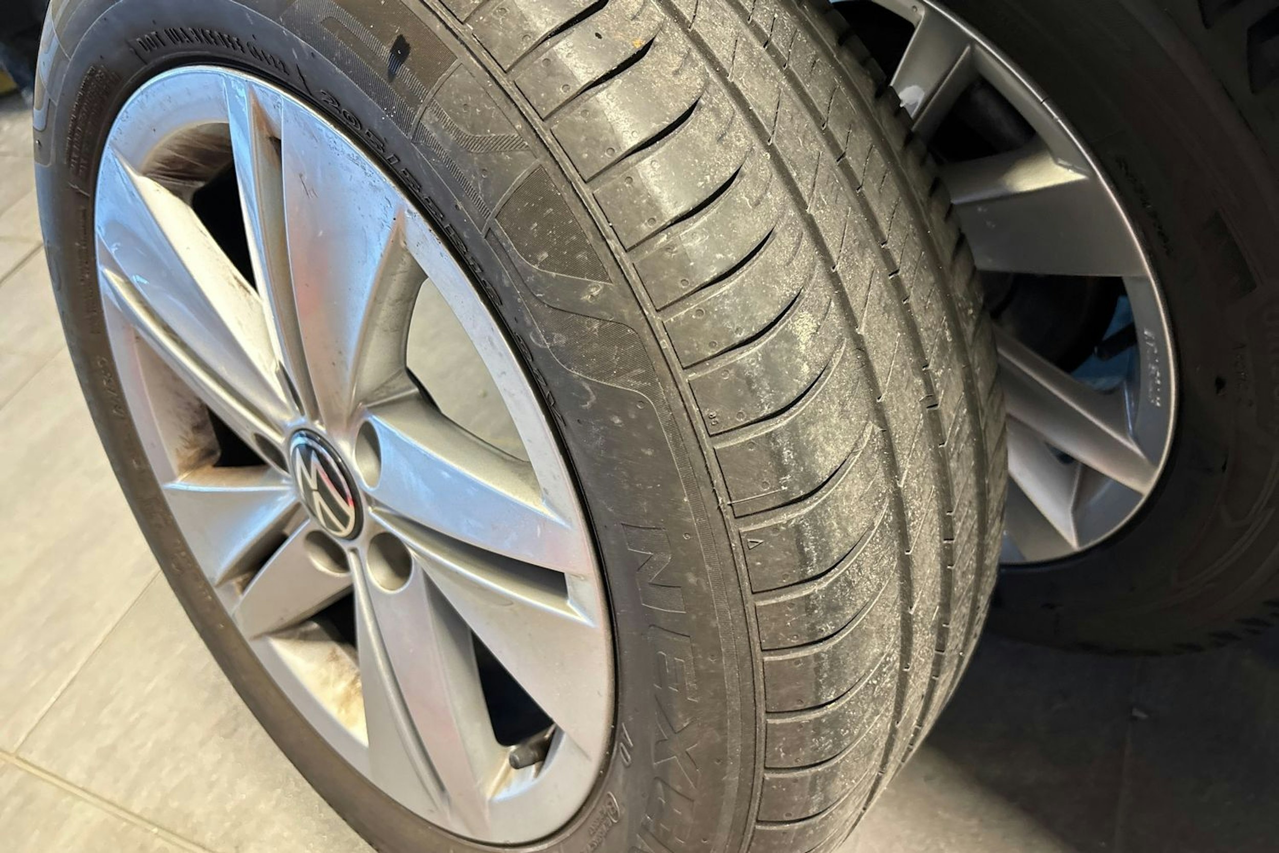 Harmaa Volkswagen GOLF 2023 kuva 19.