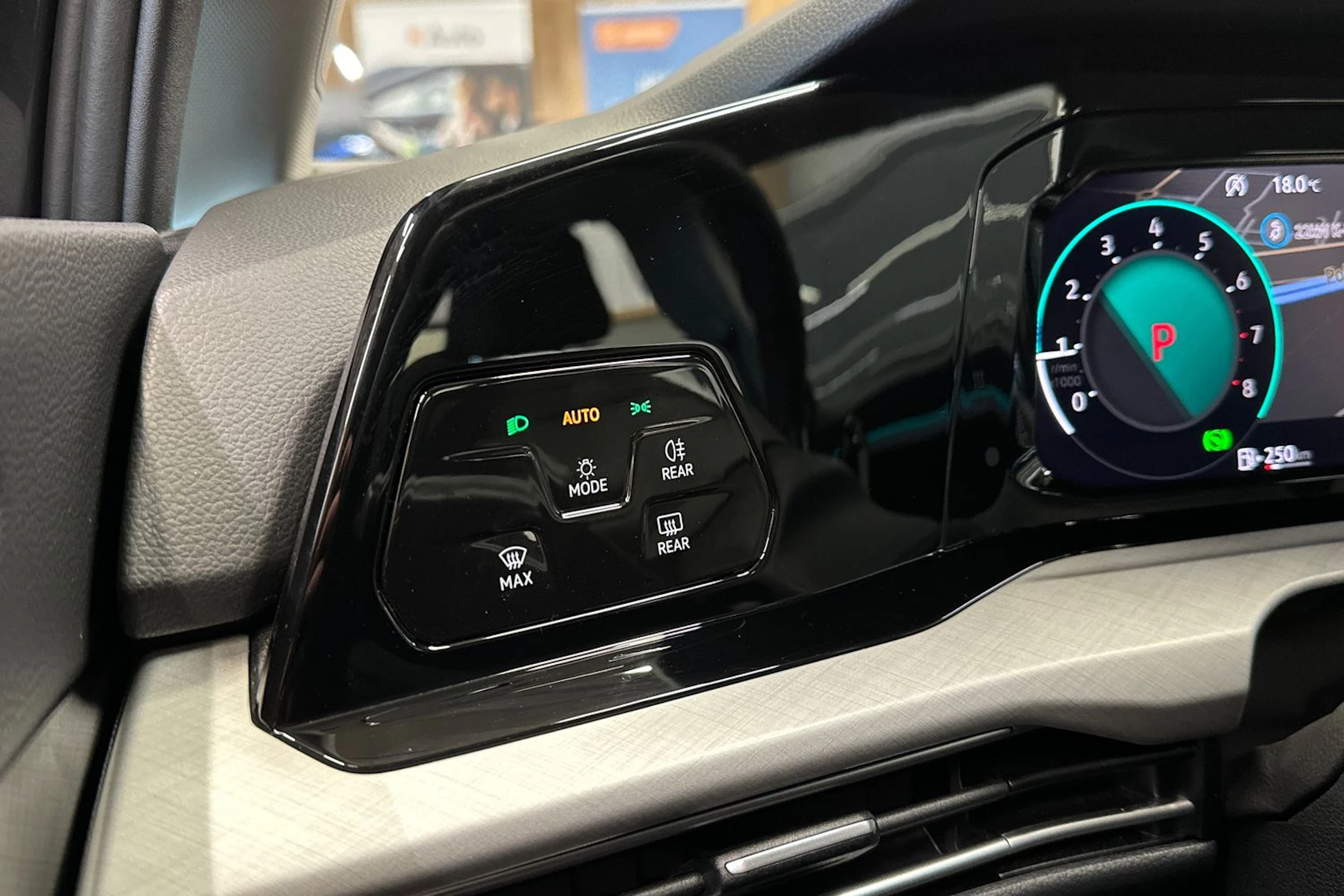 harmaa Volkswagen Golf 2023 kuva 22.
