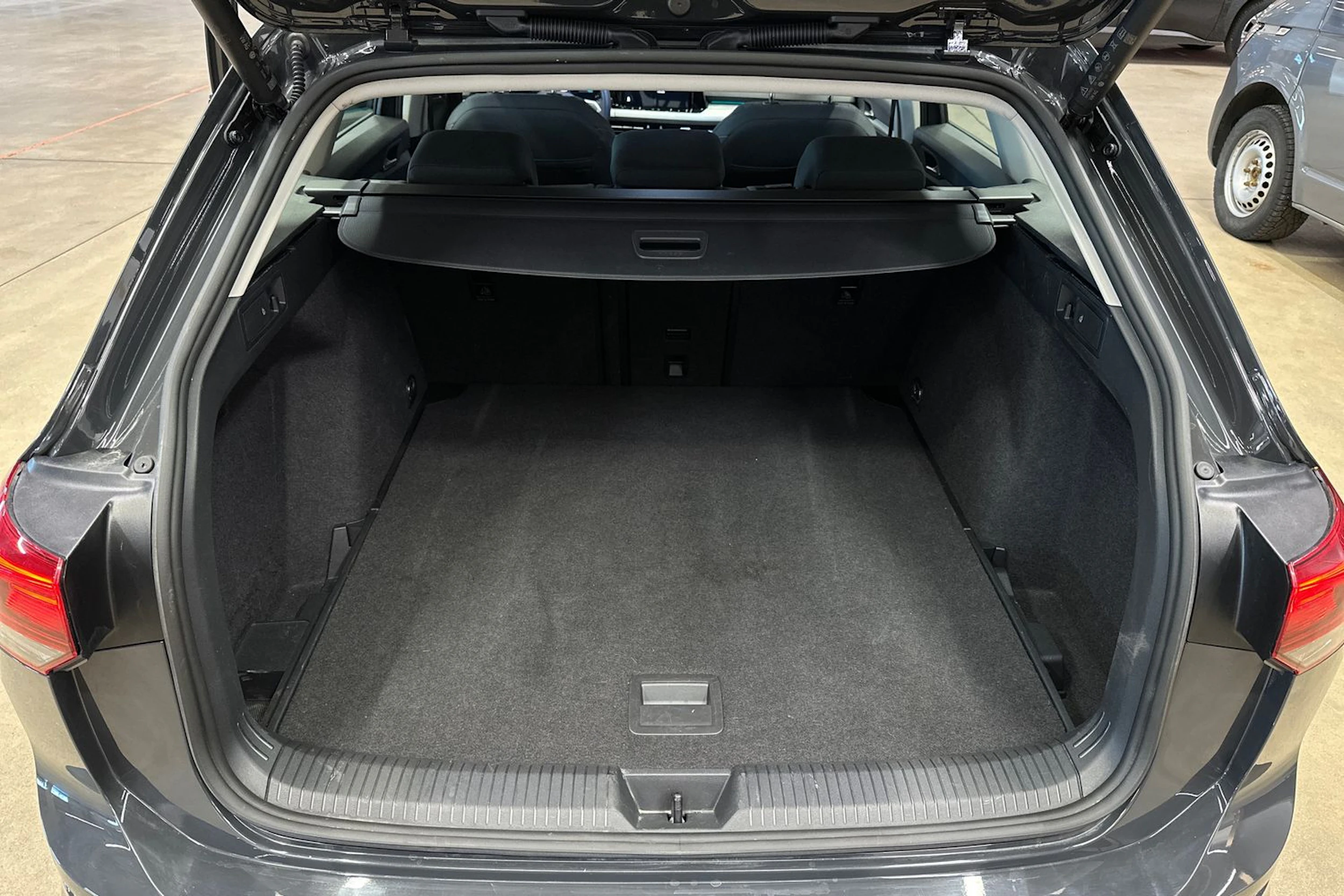 harmaa Volkswagen Golf 2023 kuva 24.