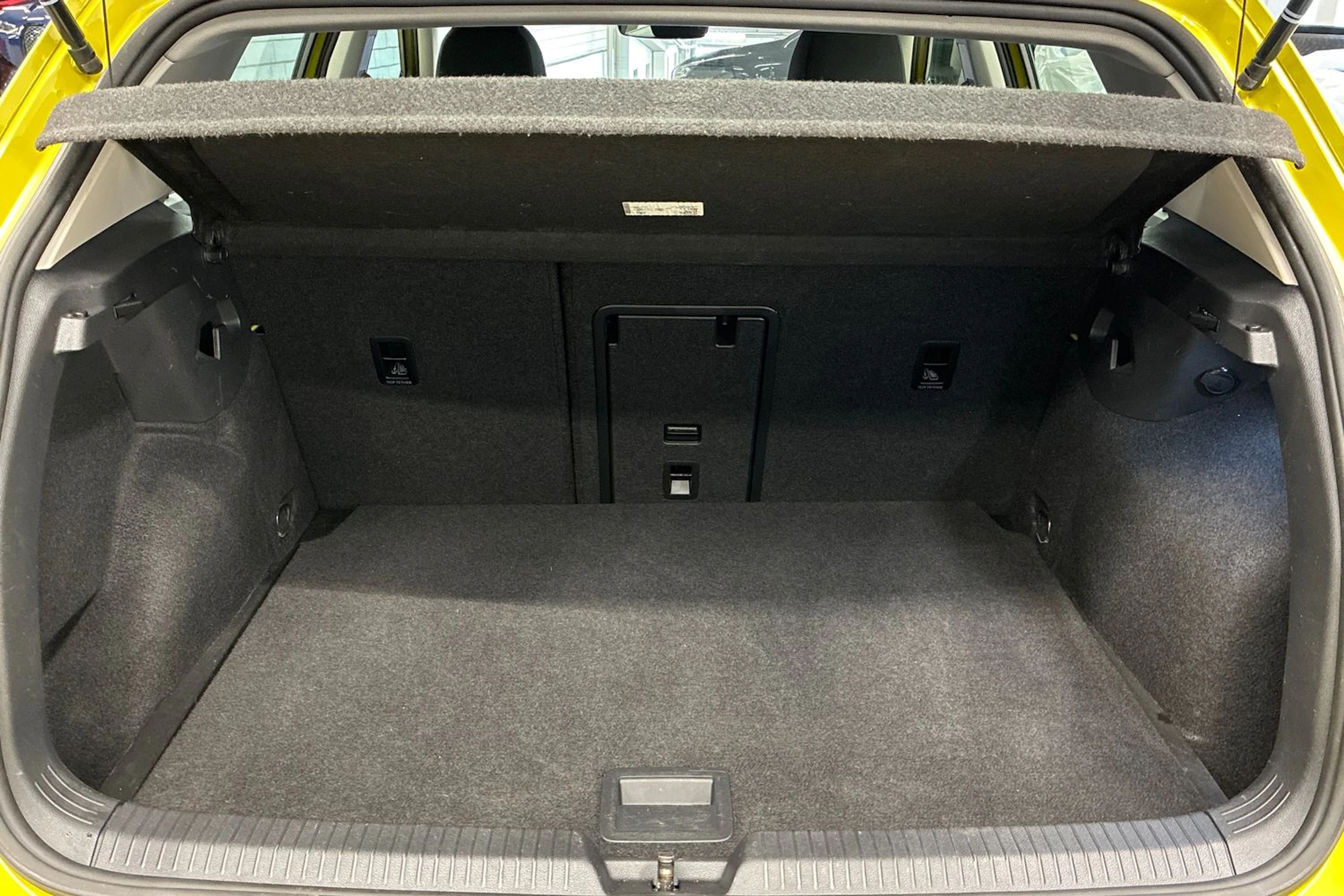 met. keltainen Volkswagen Golf 2023 kuva 22.