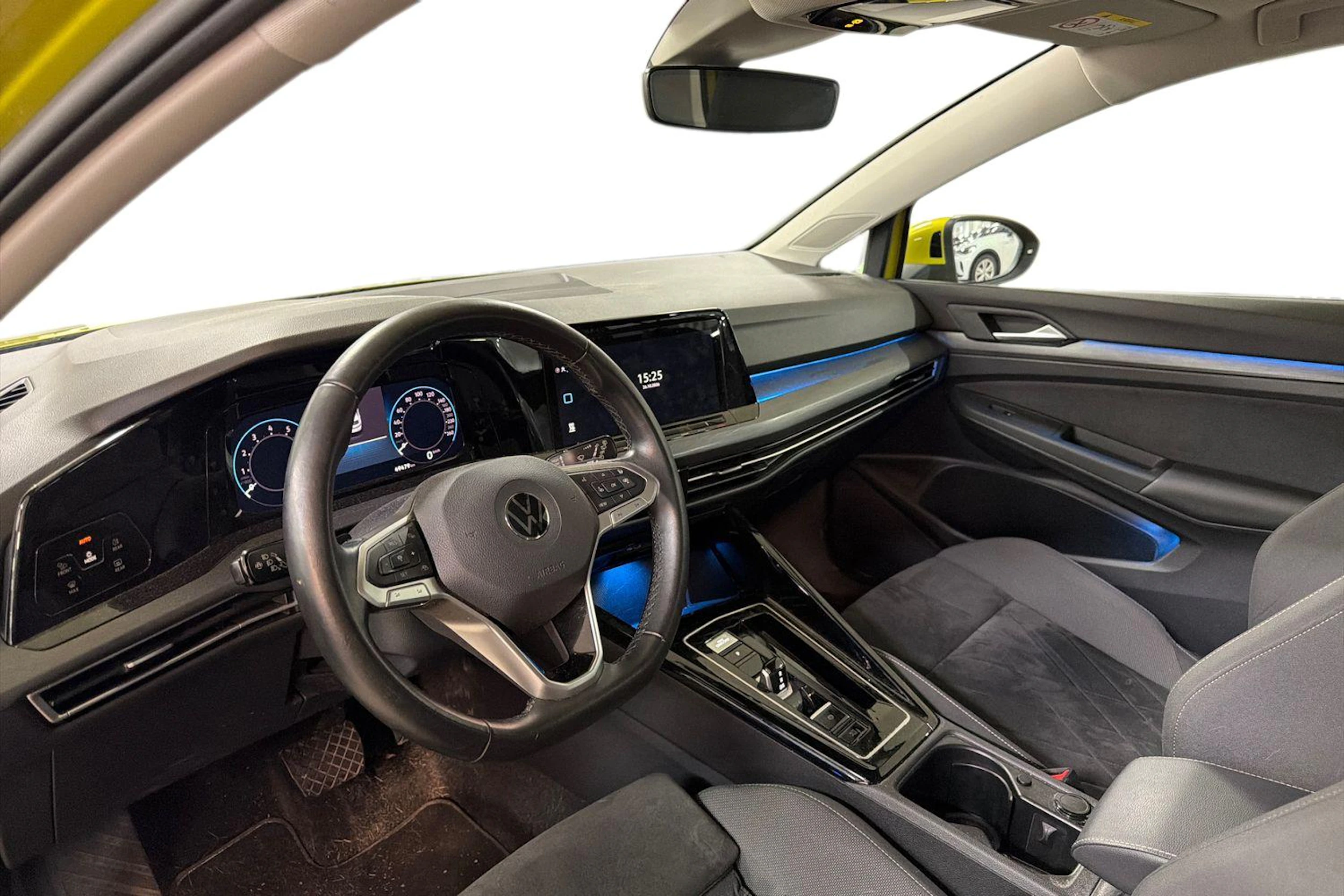 keltainen Volkswagen Golf 2023 kuva 3.