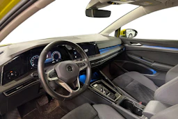 keltainen Volkswagen Golf 2023 kuva 3.