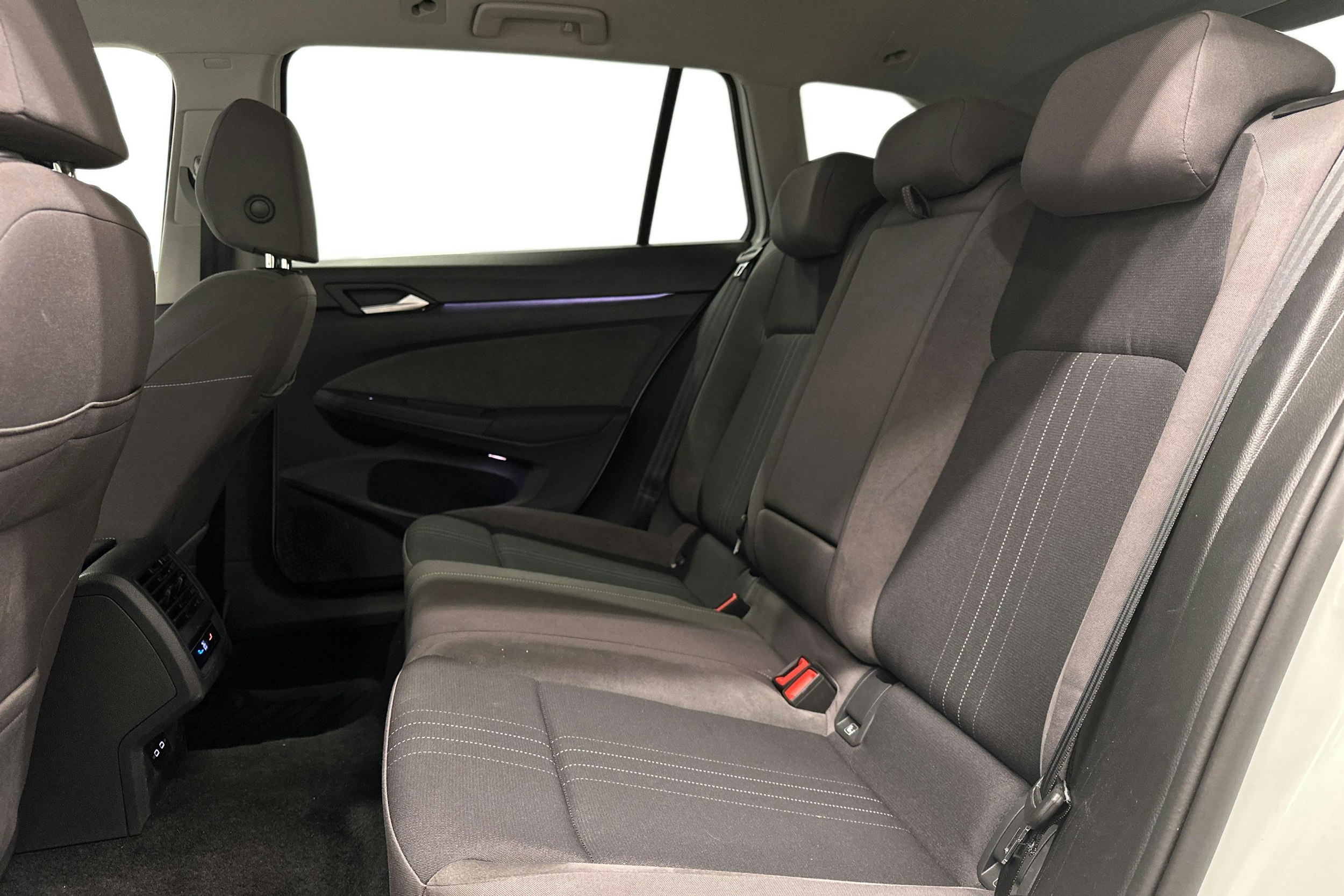 valkoinen Volkswagen Golf 2023 kuva 8.