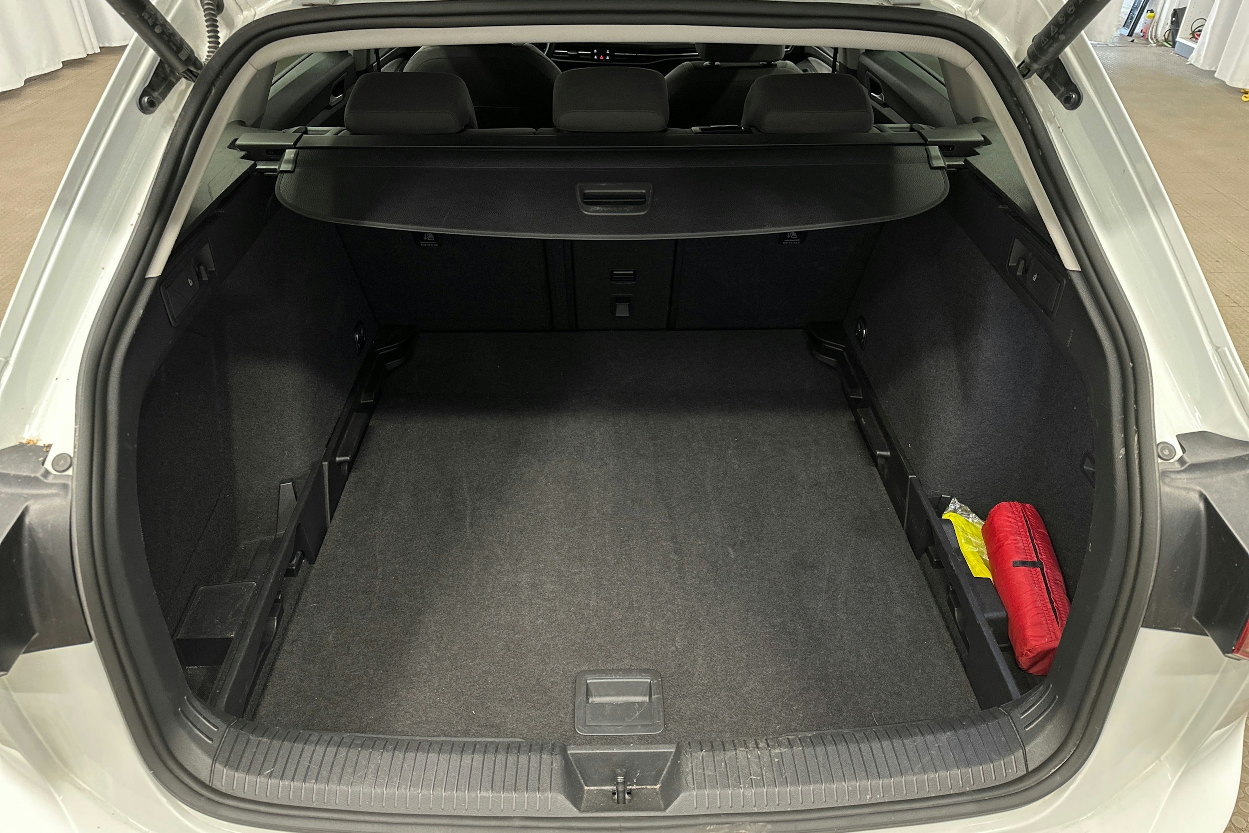 valkoinen Volkswagen Golf 2023 kuva 11.