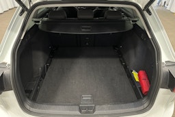 valkoinen Volkswagen Golf 2023 kuva 11.