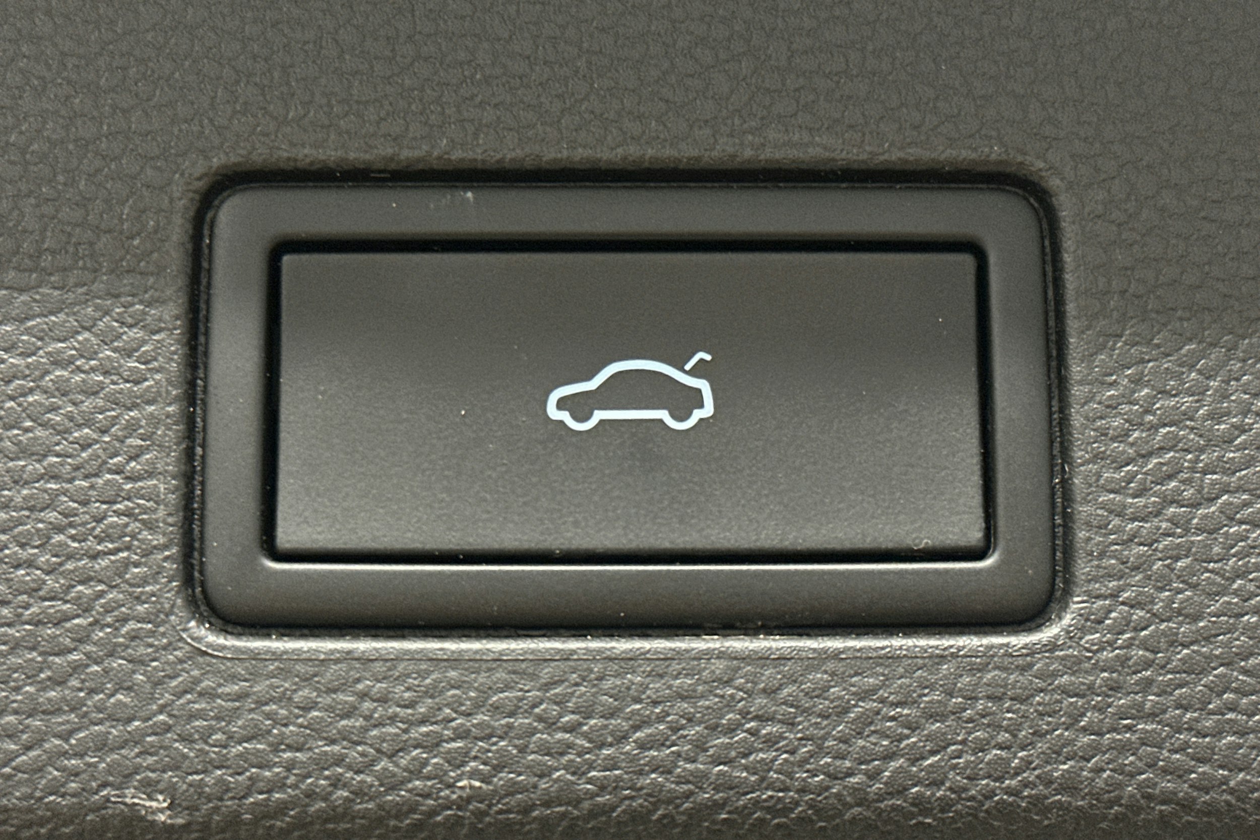 valkoinen Volkswagen Golf 2023 kuva 12.