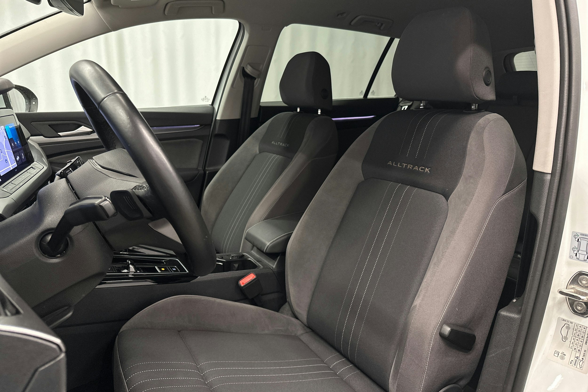 valkoinen Volkswagen Golf 2023 kuva 15.