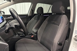 valkoinen Volkswagen Golf 2023 kuva 15.