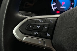 valkoinen Volkswagen Golf 2023 kuva 17.